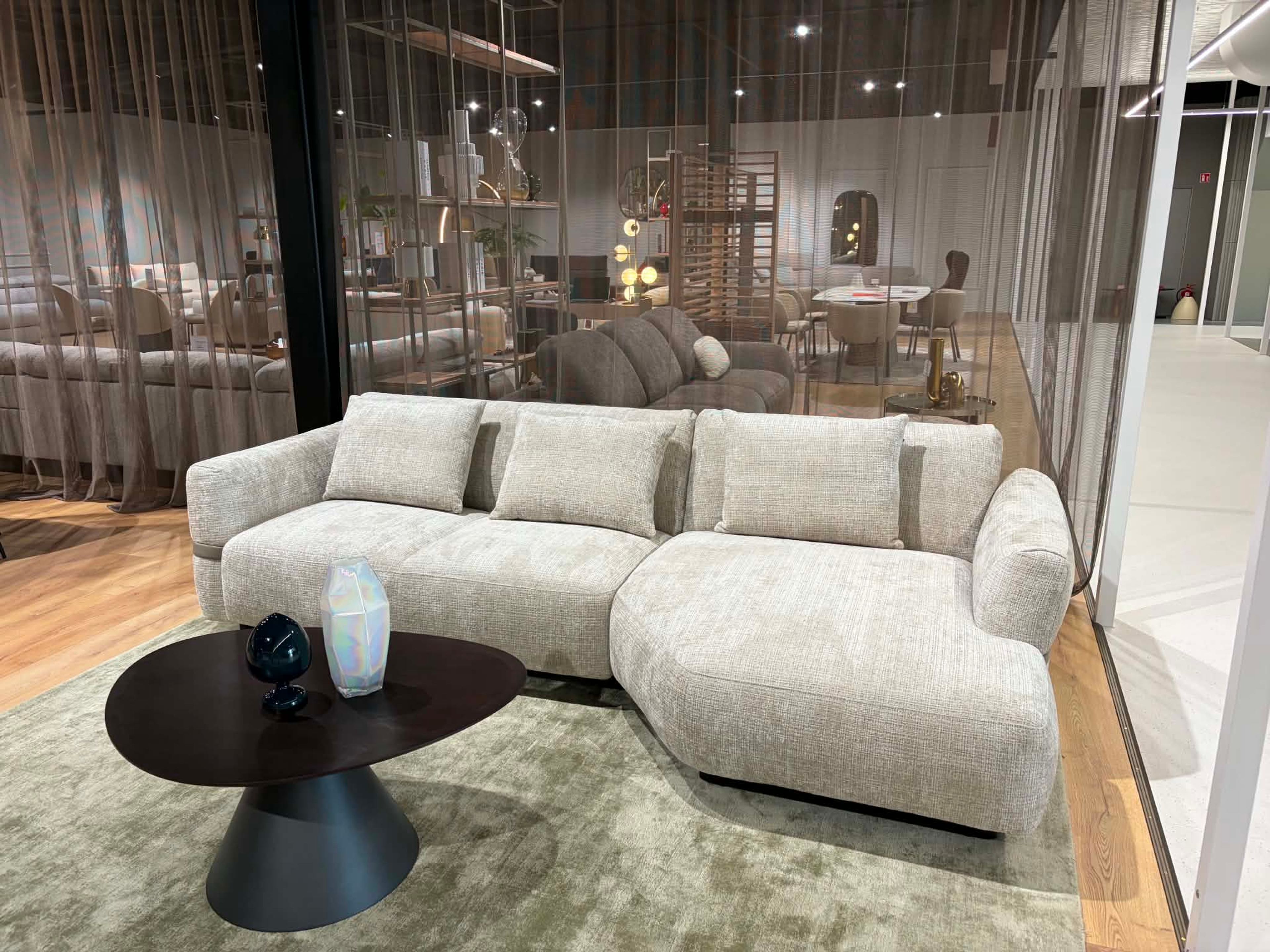 Natuzzi Editions sofa Glow red room salone Kaune