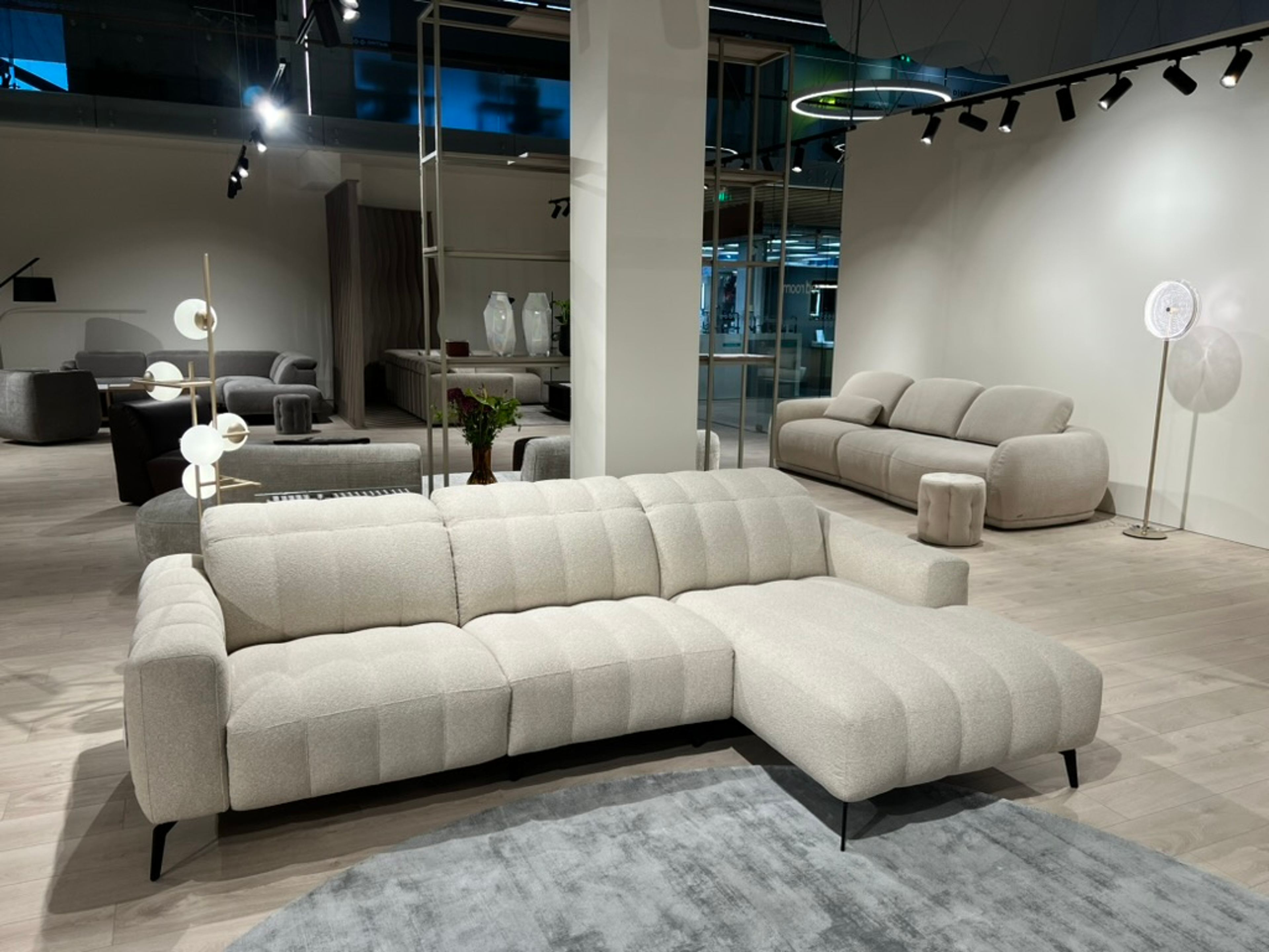 Natuzzi Editions sofa su šezlongu Portento red room salone Vilniuje