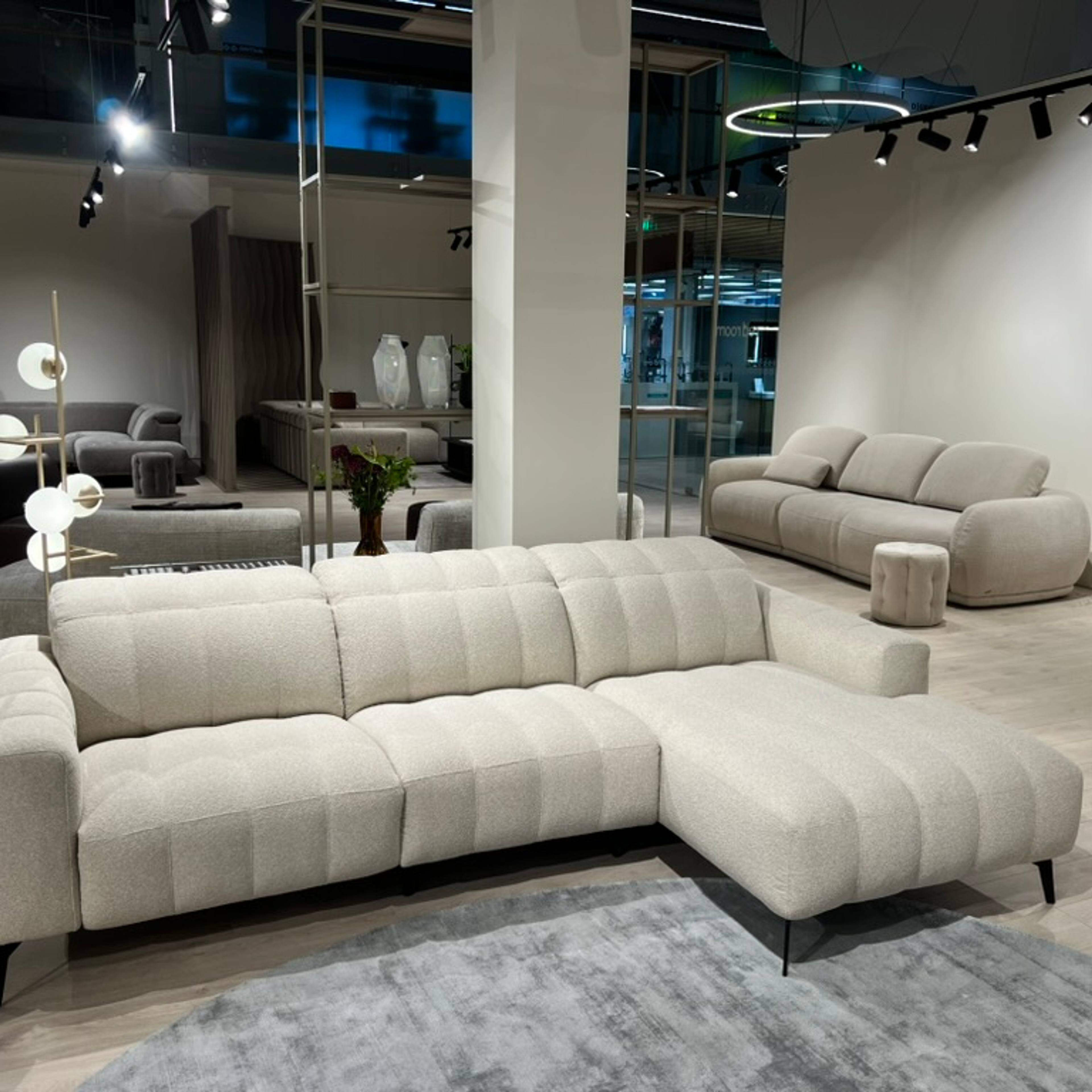 Natuzzi Editions sofa su šezlongu Portento red room salone Vilniuje