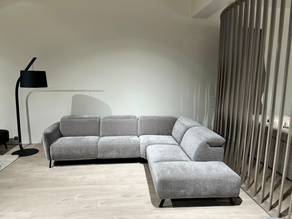Natuzzi Editions kampinė sofa Lima red room salone Vilniuje