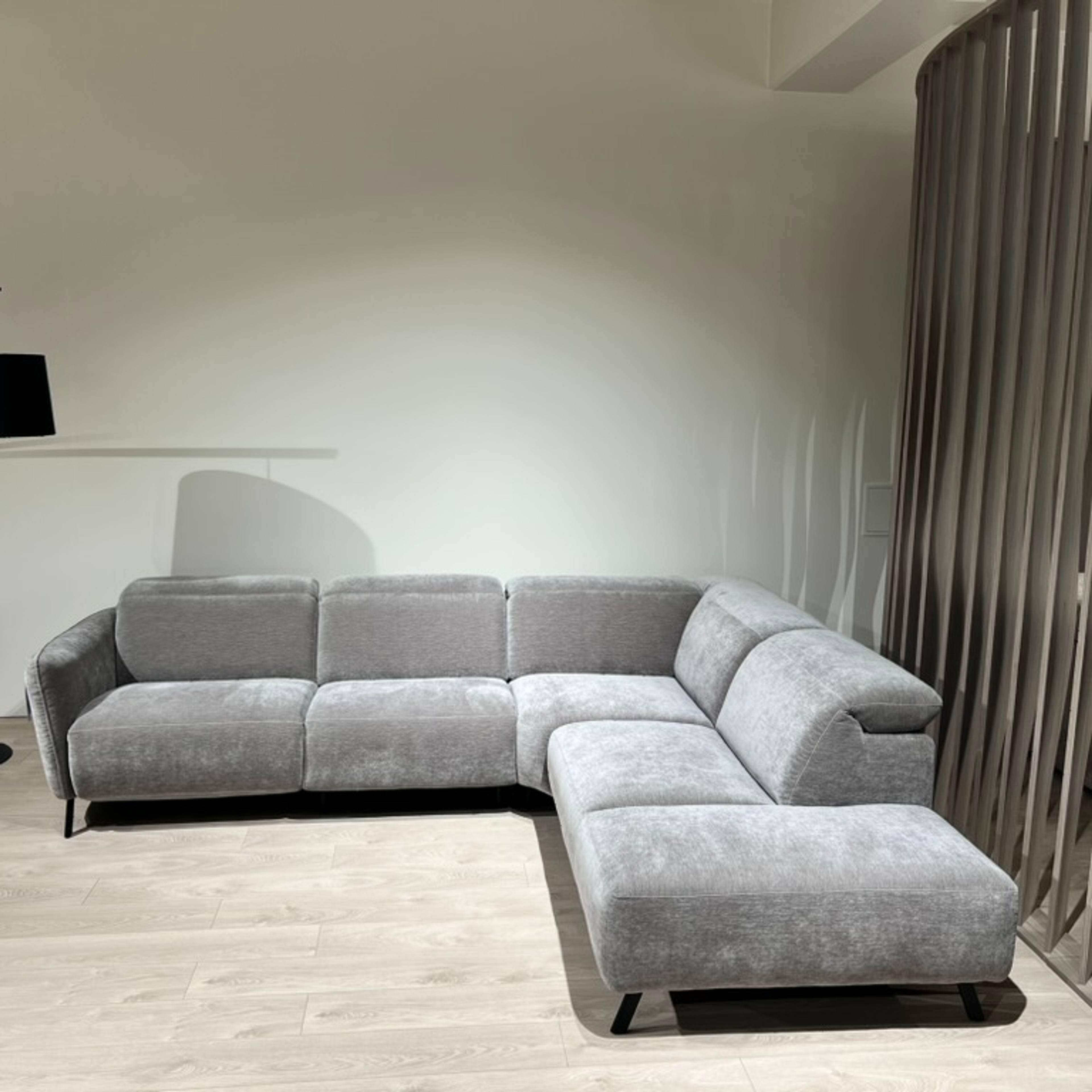 Natuzzi Editions kampinė sofa Lima red room salone Vilniuje