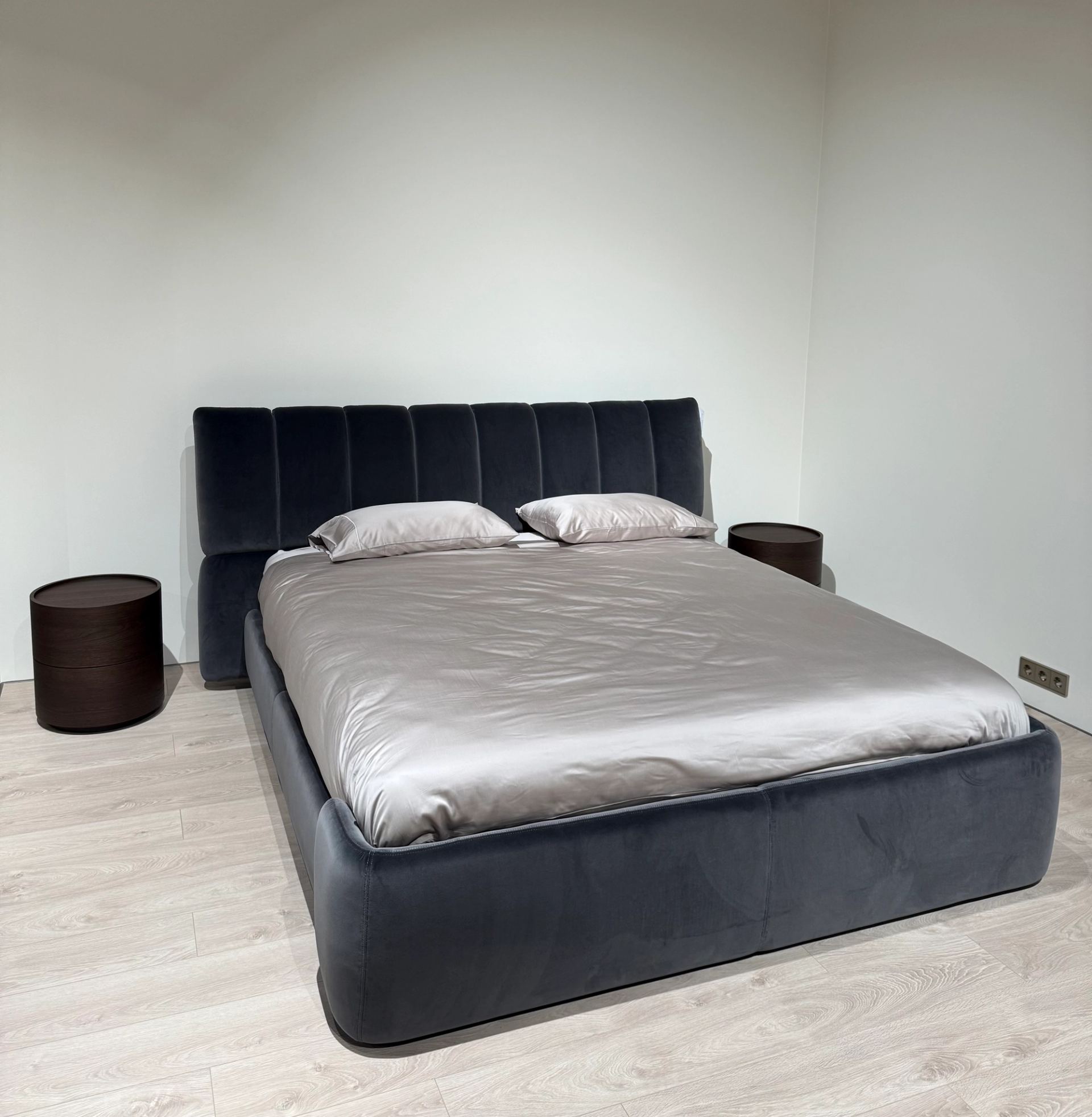 Natuzzi Italia lova Briq red room salone Vilniuje