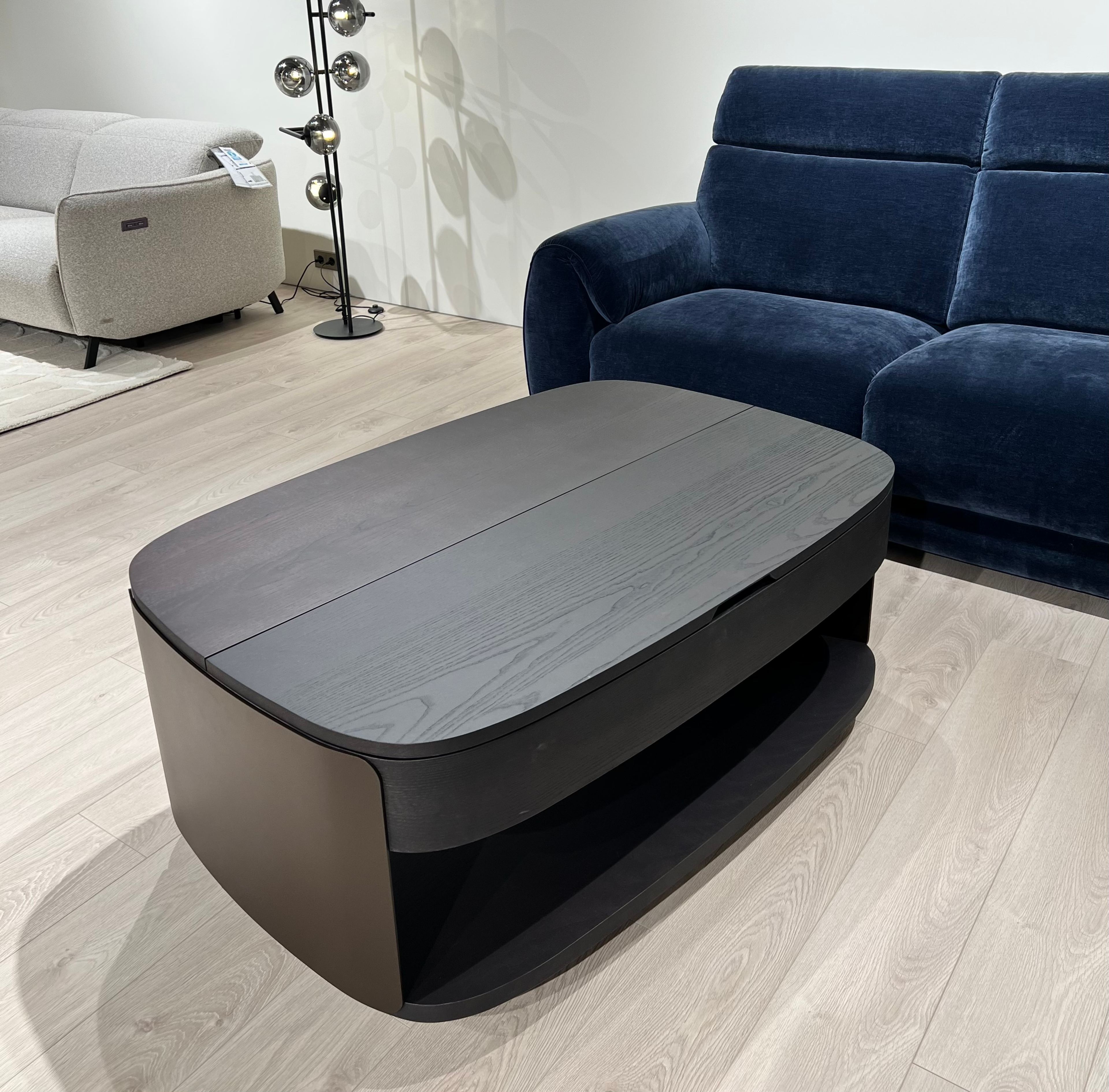 Natuzzi Editions kavos staliukas Vega red room salone Vilniuje