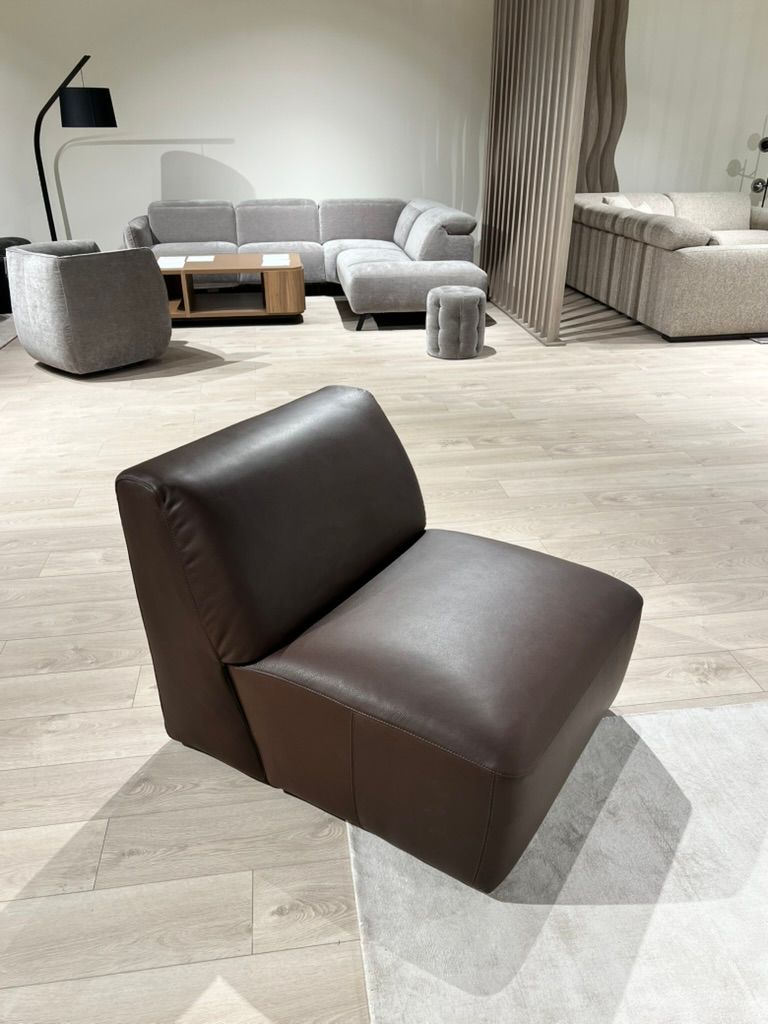 Natuzzi Editions fotelis Charme red room salone Vilniuje