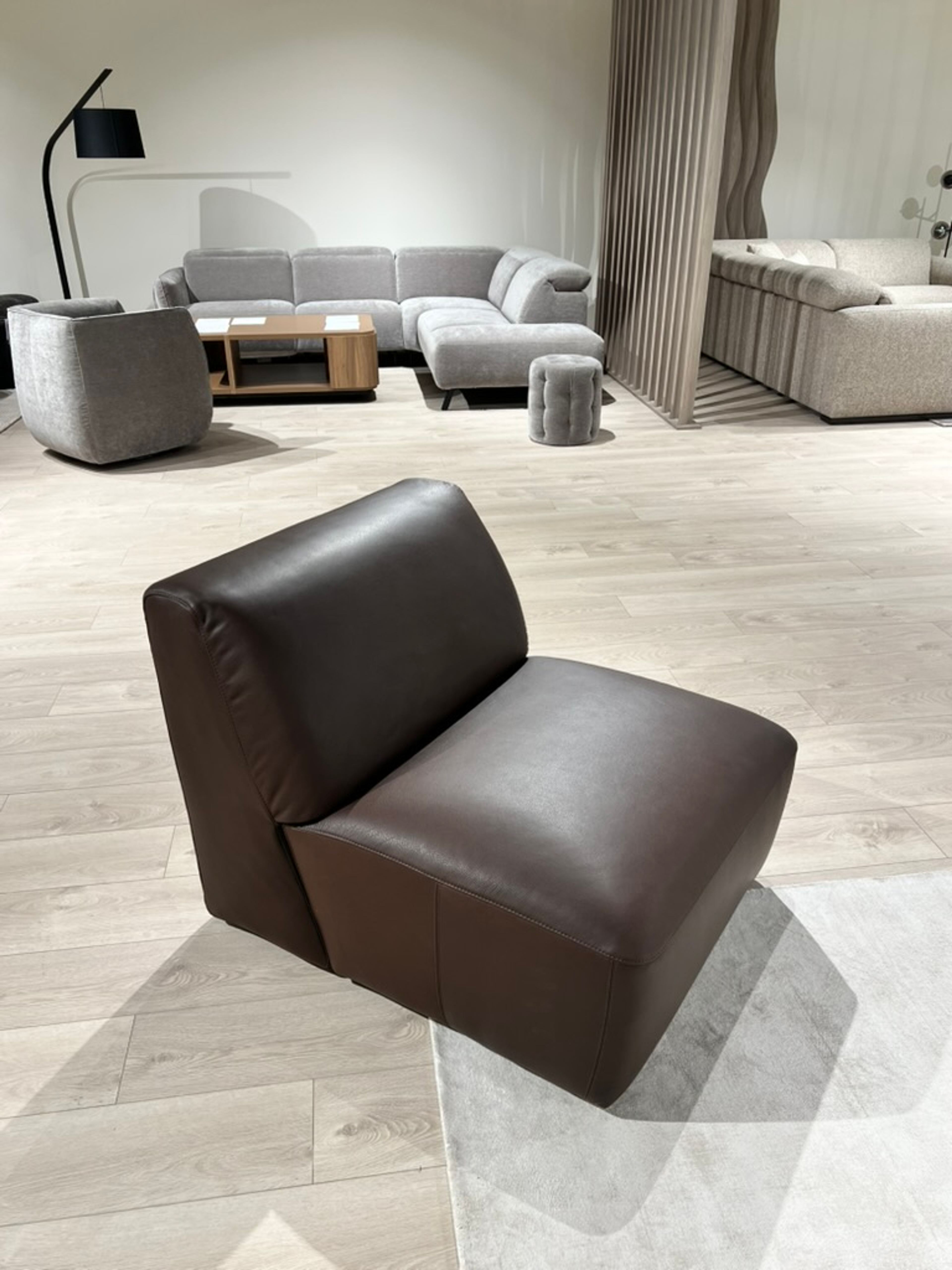 Natuzzi Editions fotelis Charme red room salone Vilniuje