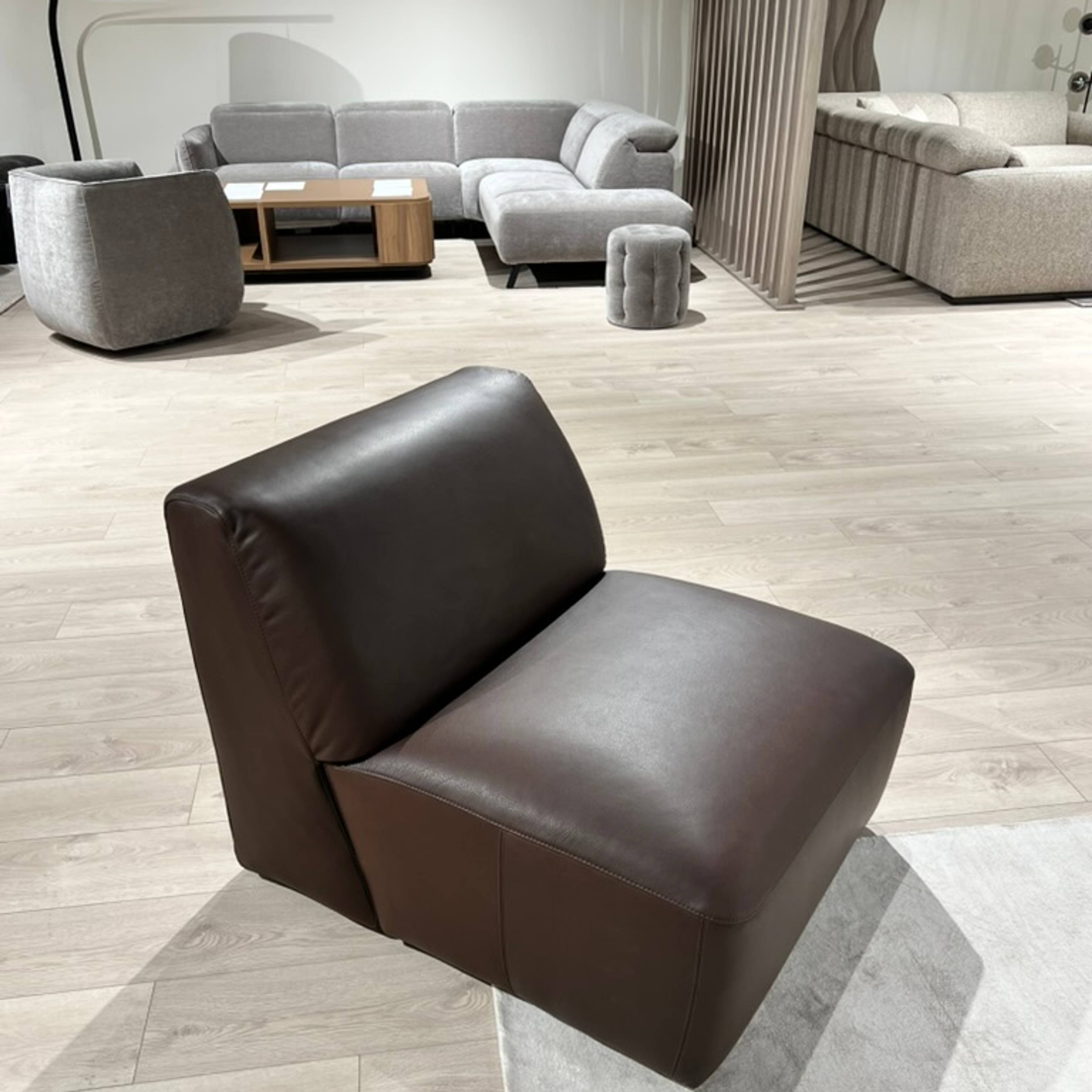 Natuzzi Editions fotelis Charme red room salone Vilniuje