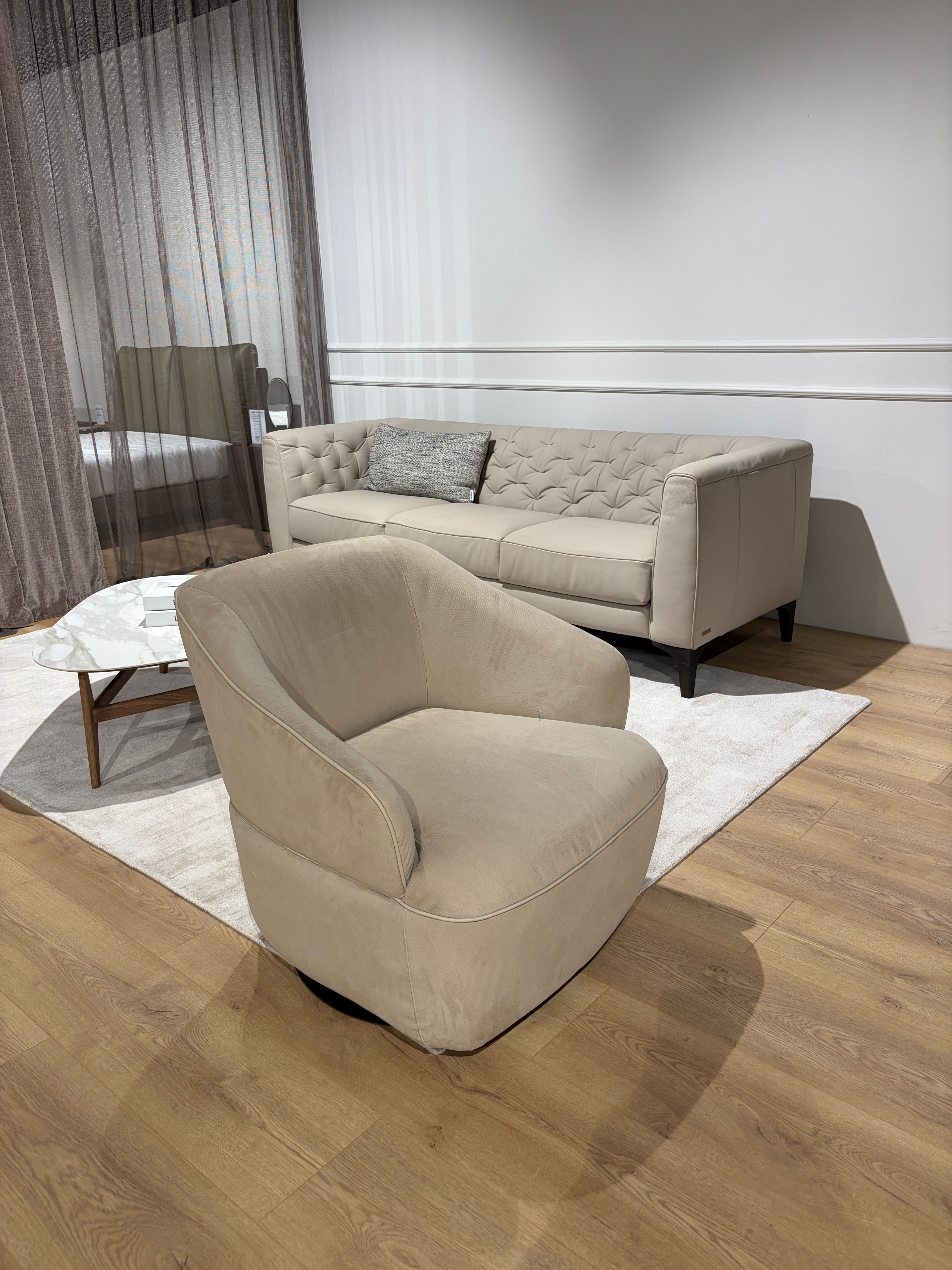 Natuzzi Editions fotelis Damen red room salone Kaune