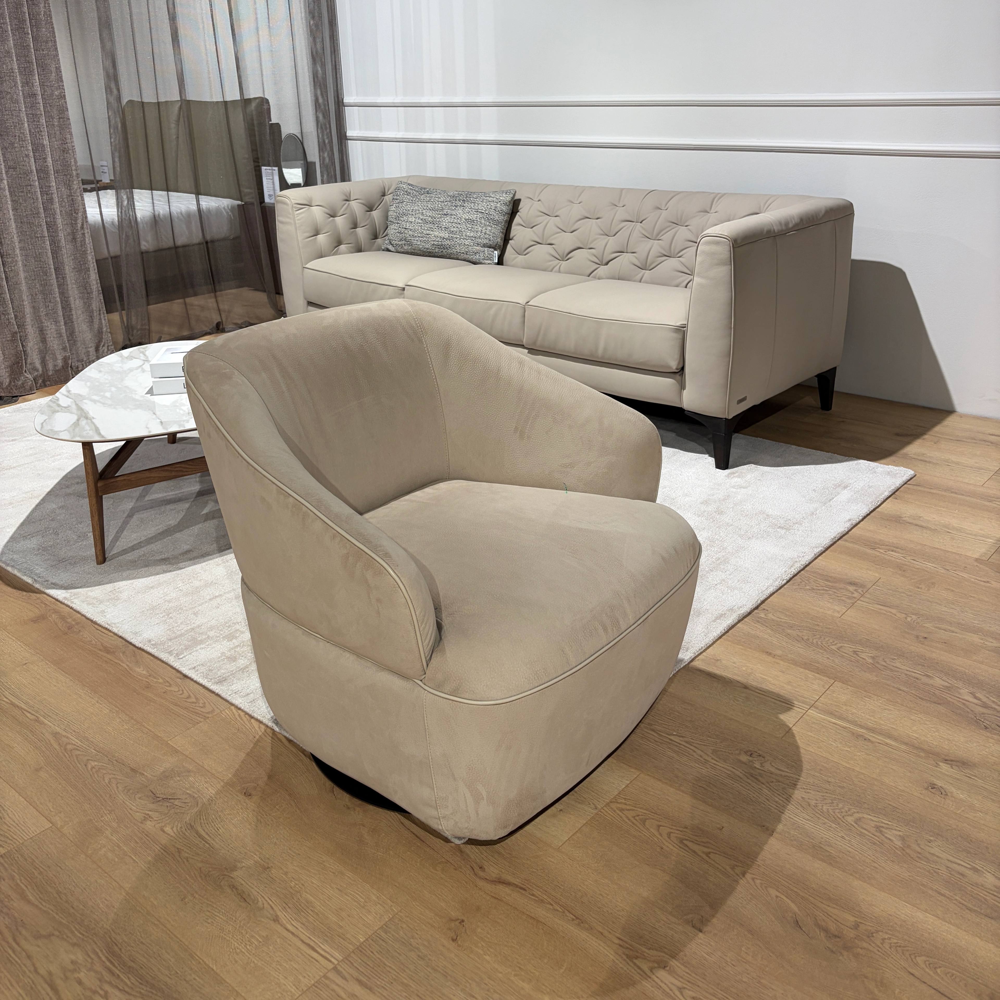 Natuzzi Editions fotelis Damen red room salone Kaune