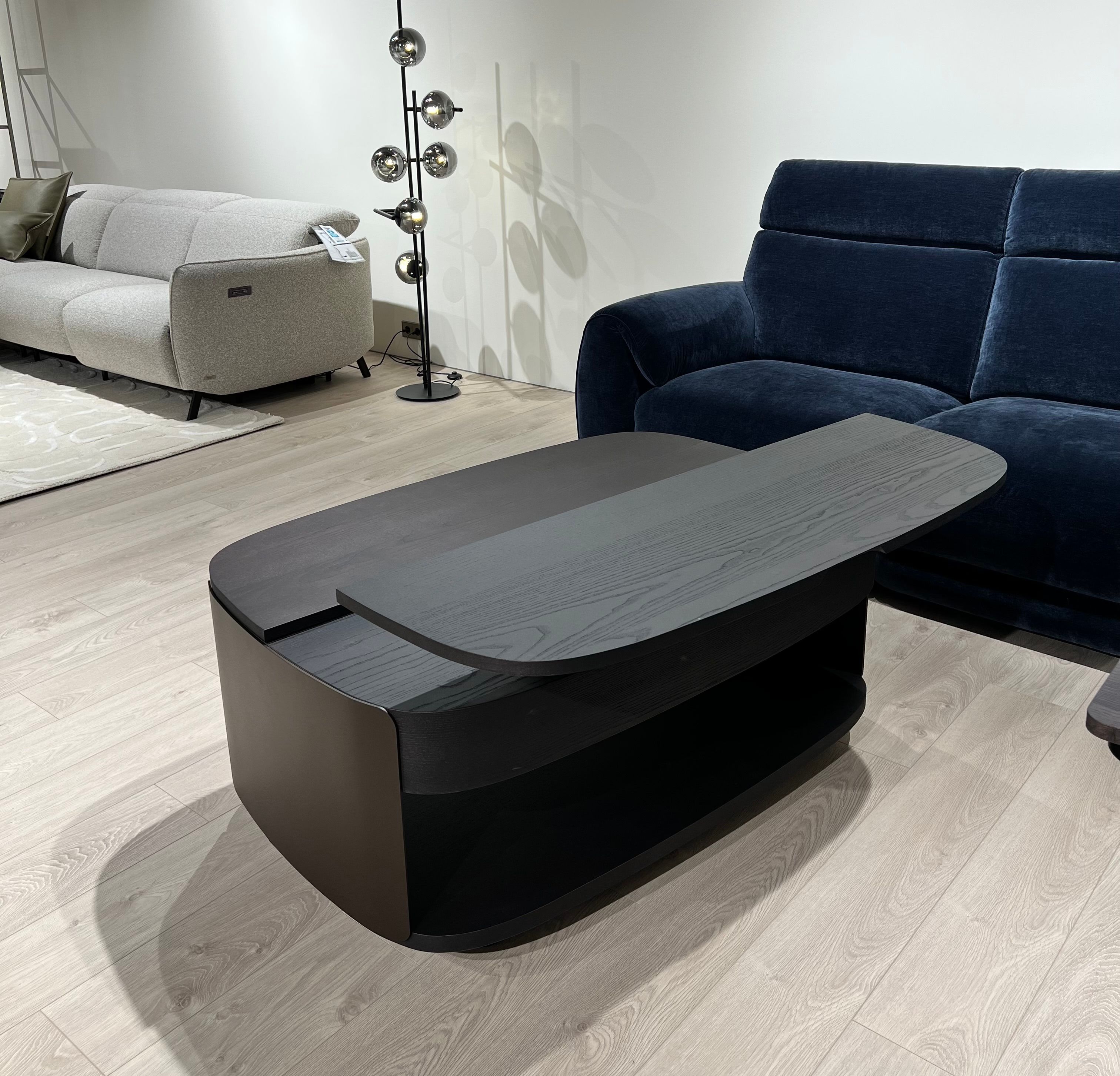 Natuzzi Editions kavos staliukas Vega red room salone Vilniuje
