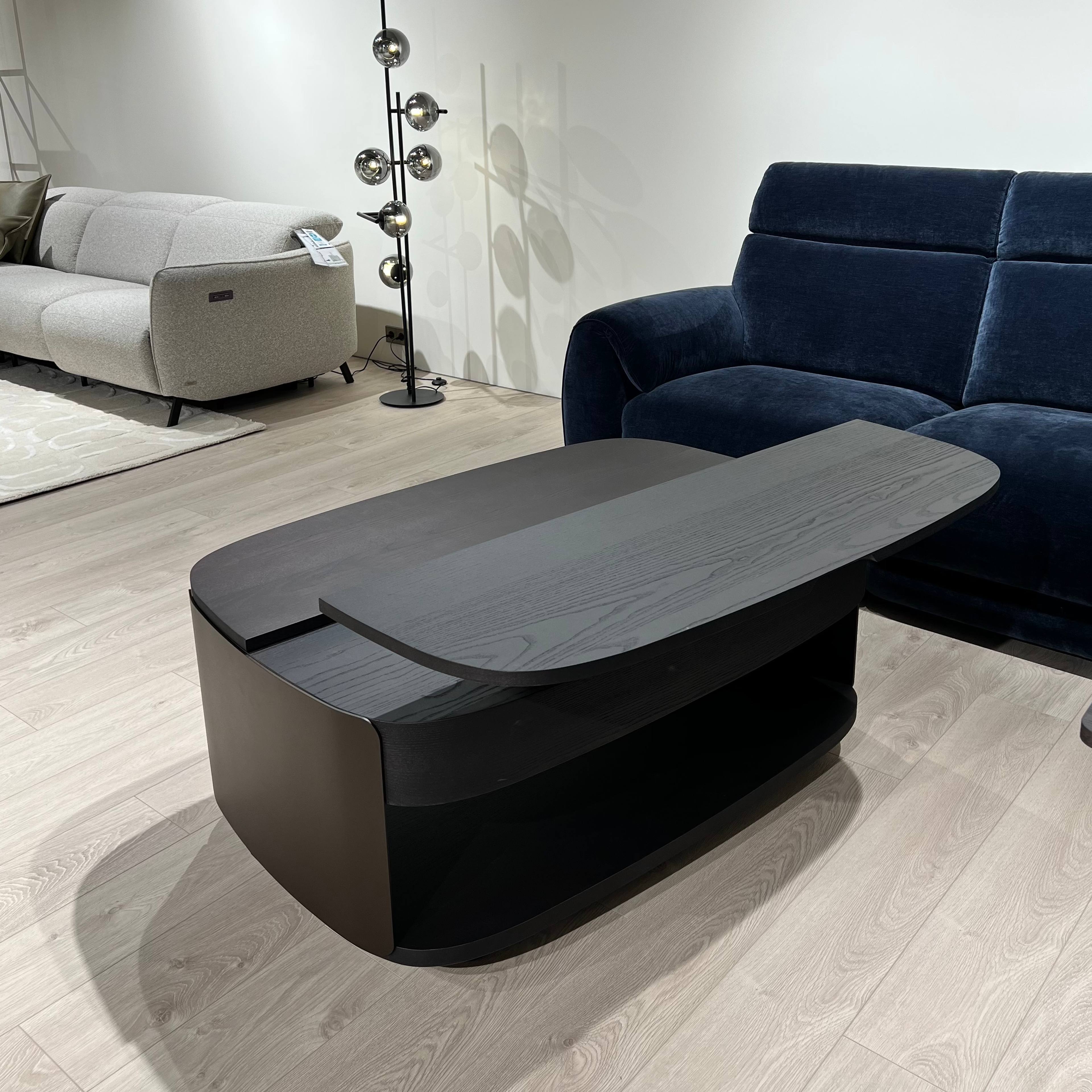 Natuzzi Editions kavos staliukas Vega red room salone Vilniuje