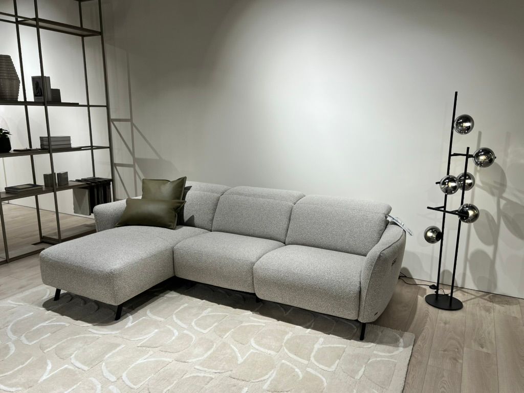 Natuzzi Editions sofa su šezlongu Baltimora red room salone Vilniuje