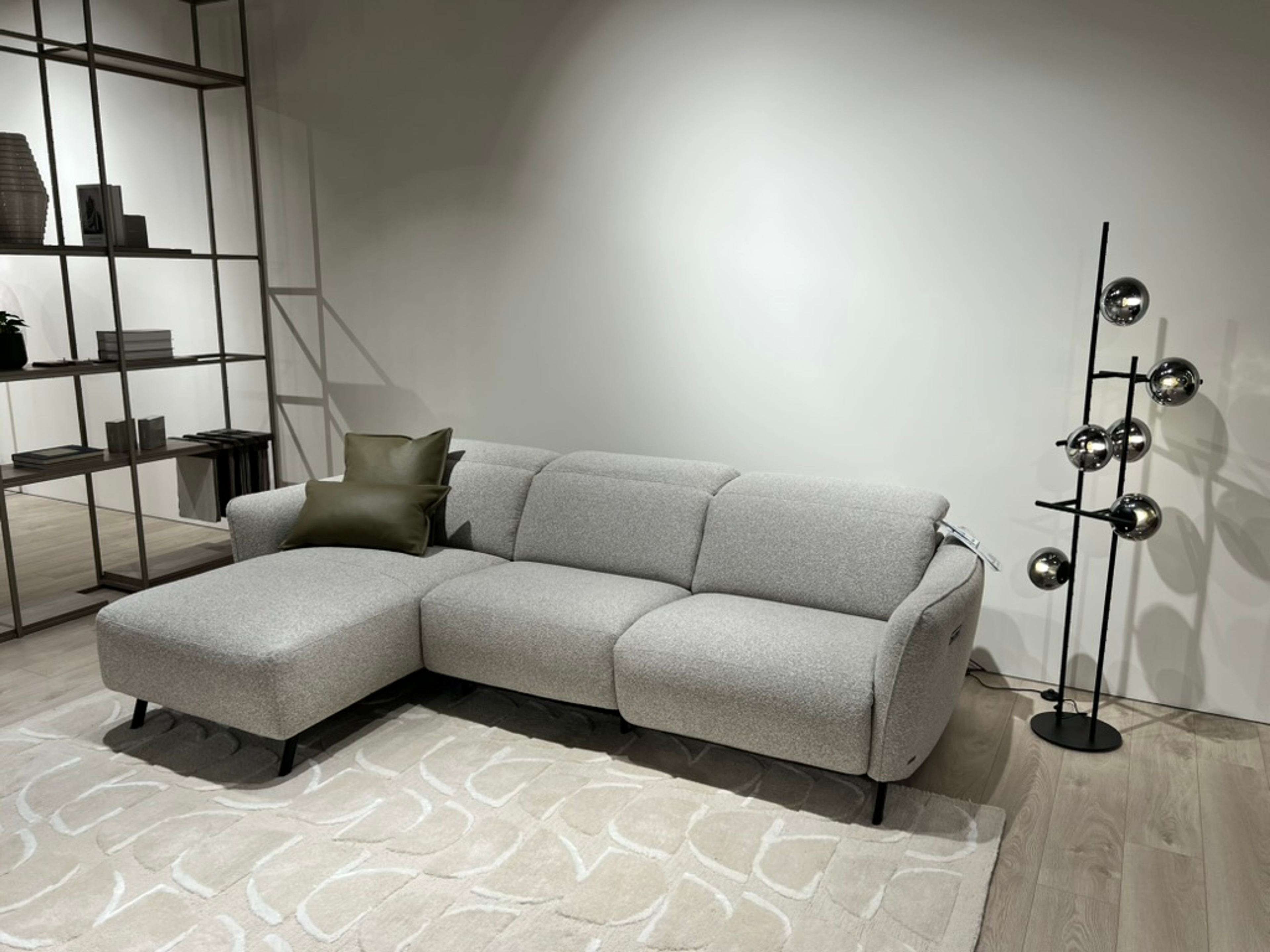Natuzzi Editions sofa su šezlongu Baltimora red room salone Vilniuje
