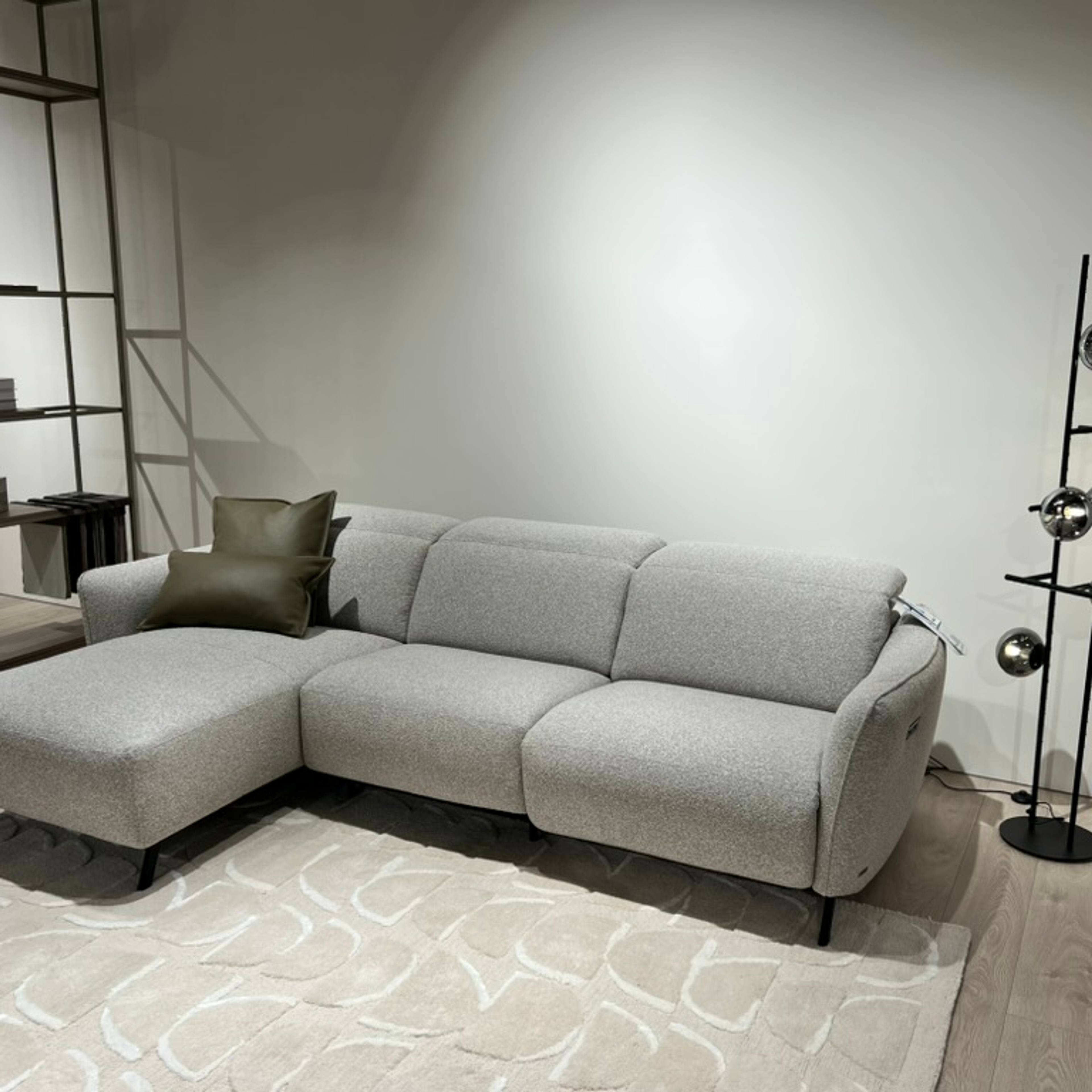 Natuzzi Editions sofa su šezlongu Baltimora red room salone Vilniuje