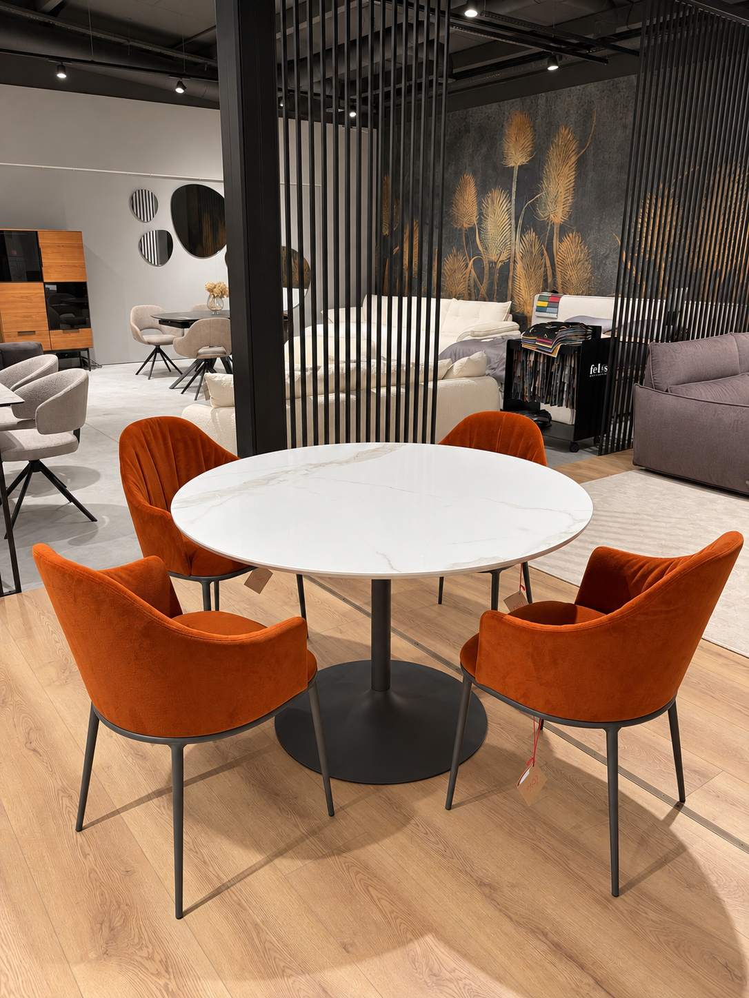 Midj stalas Infinity red room salone Kaune