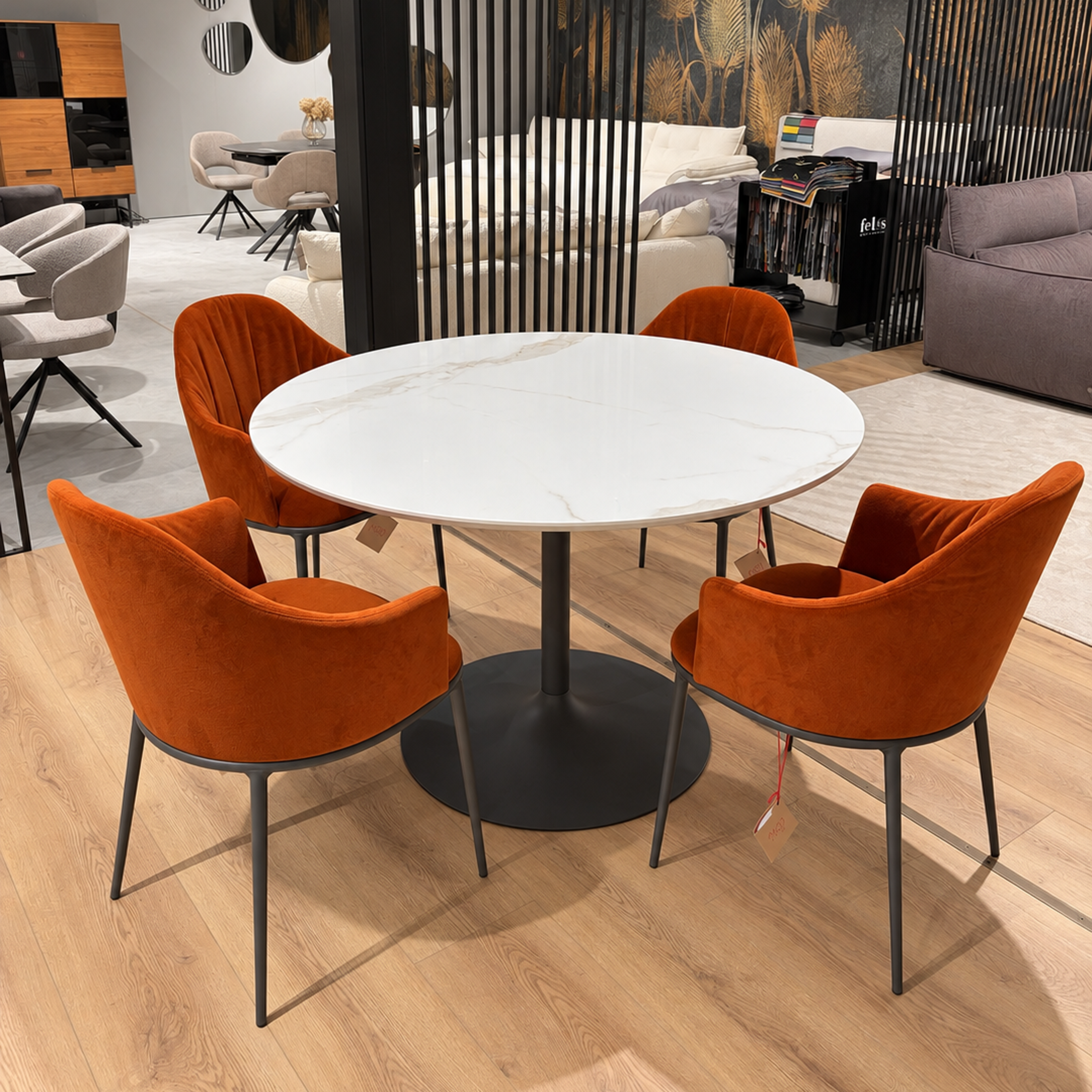 Midj stalas Infinity red room salone Kaune