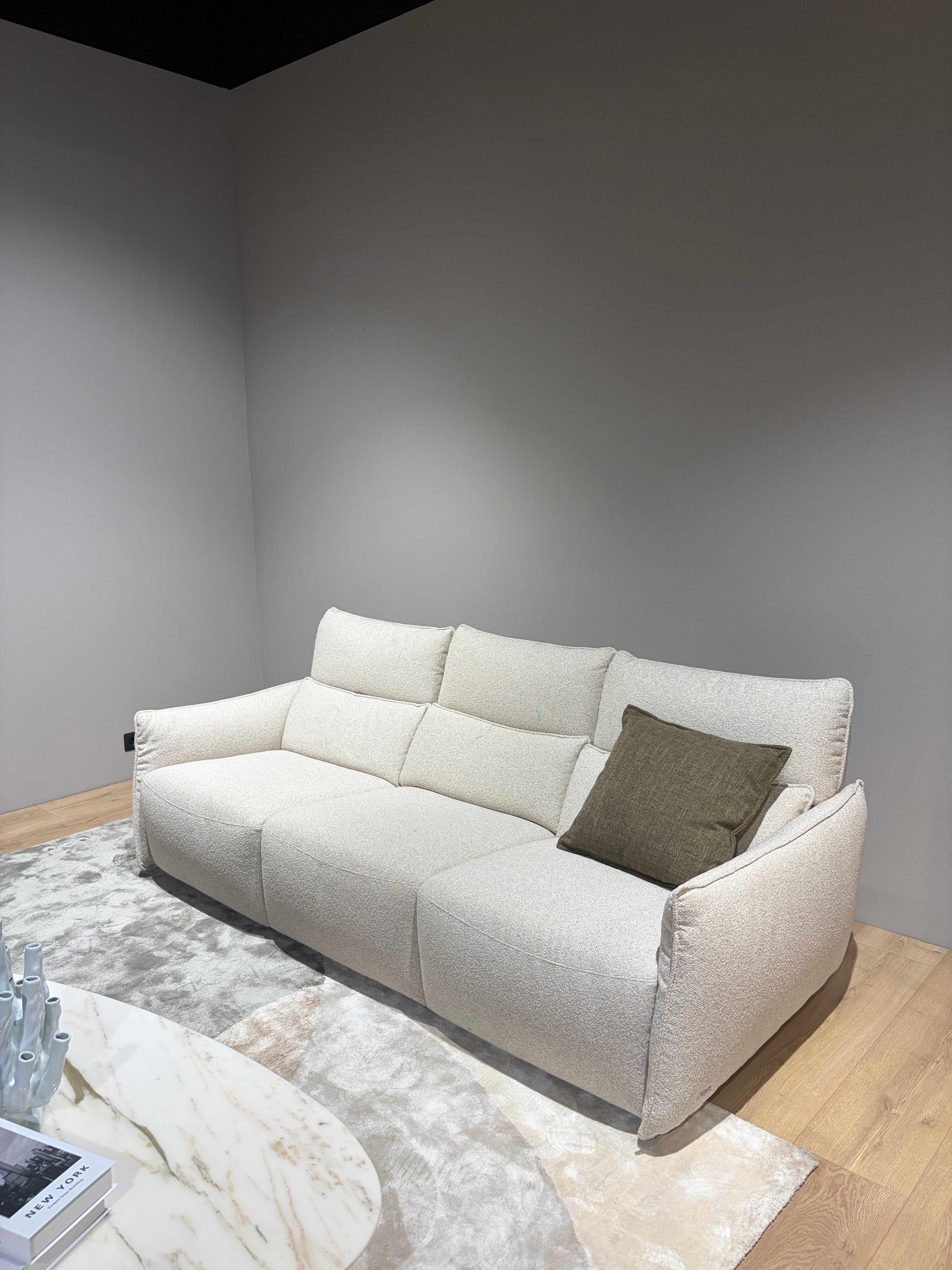 Natuzzi Editions sofa Stupore red room salone Kaune