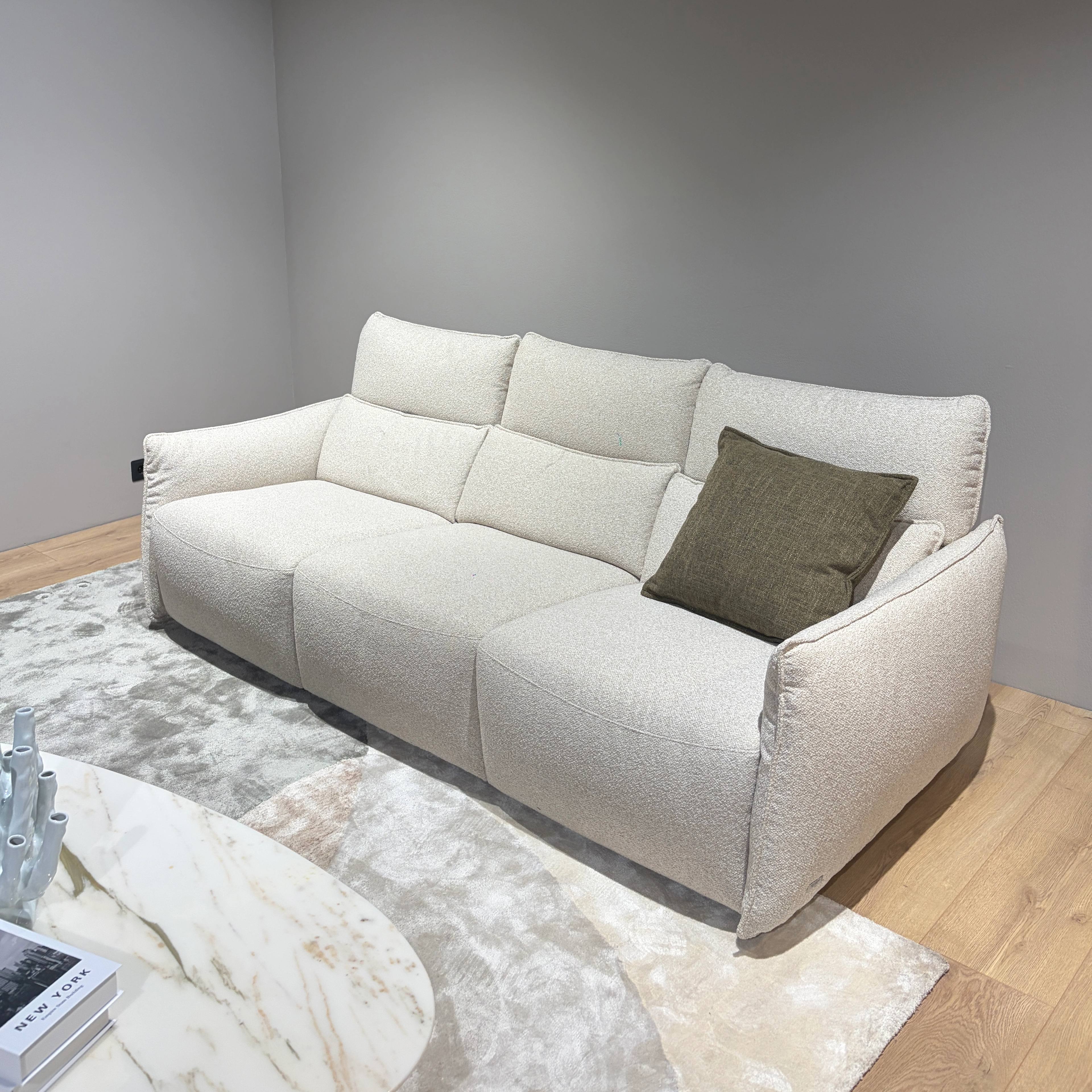 Natuzzi Editions sofa Stupore red room salone Kaune