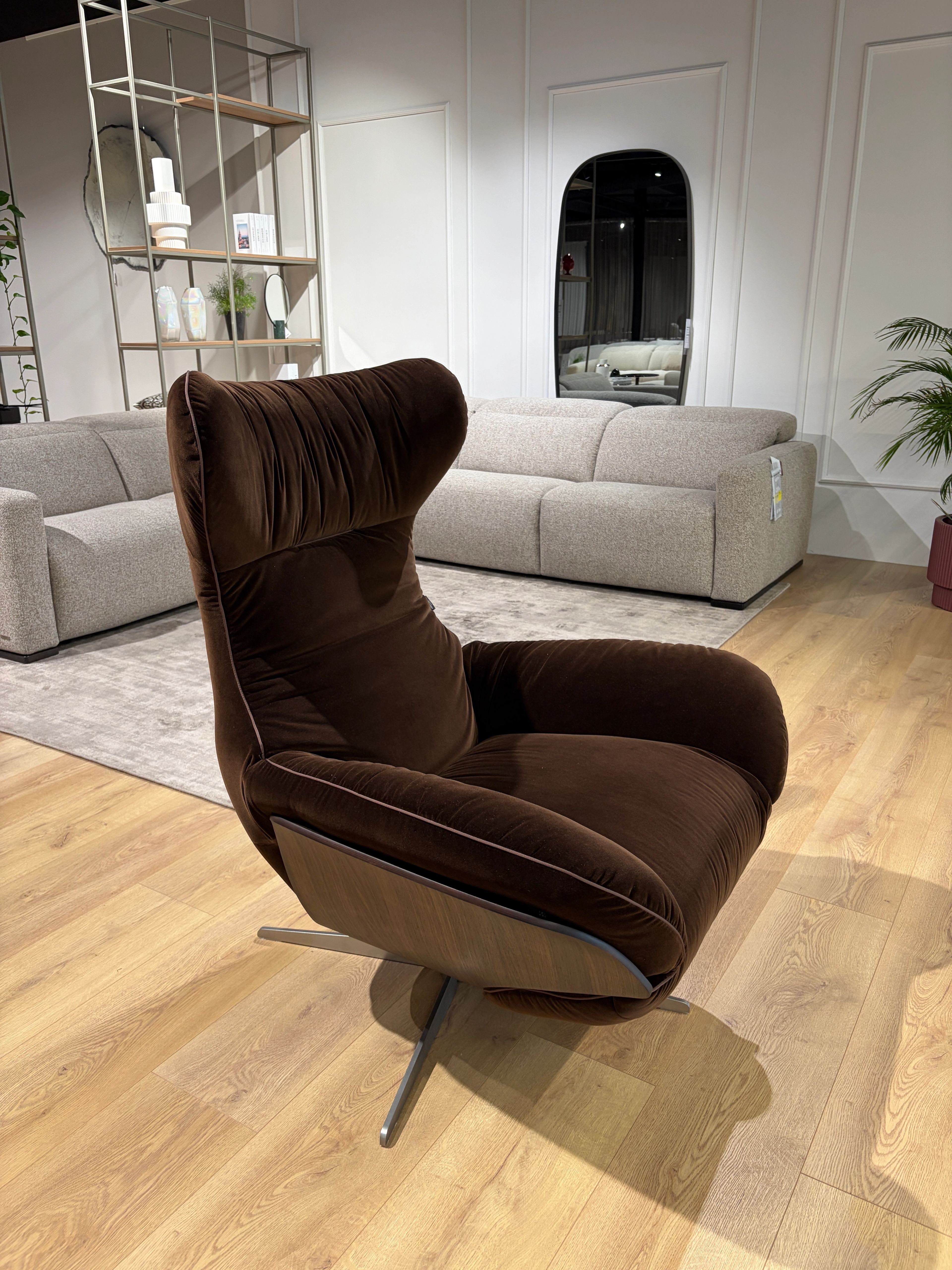 Natuzzi Italia fotelis reglaineris red room salone Kaune