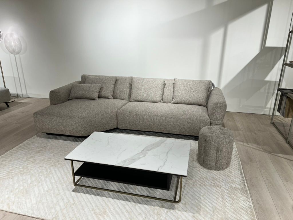 Natuzzi Editions sofa Glow red room salone Vilniuje