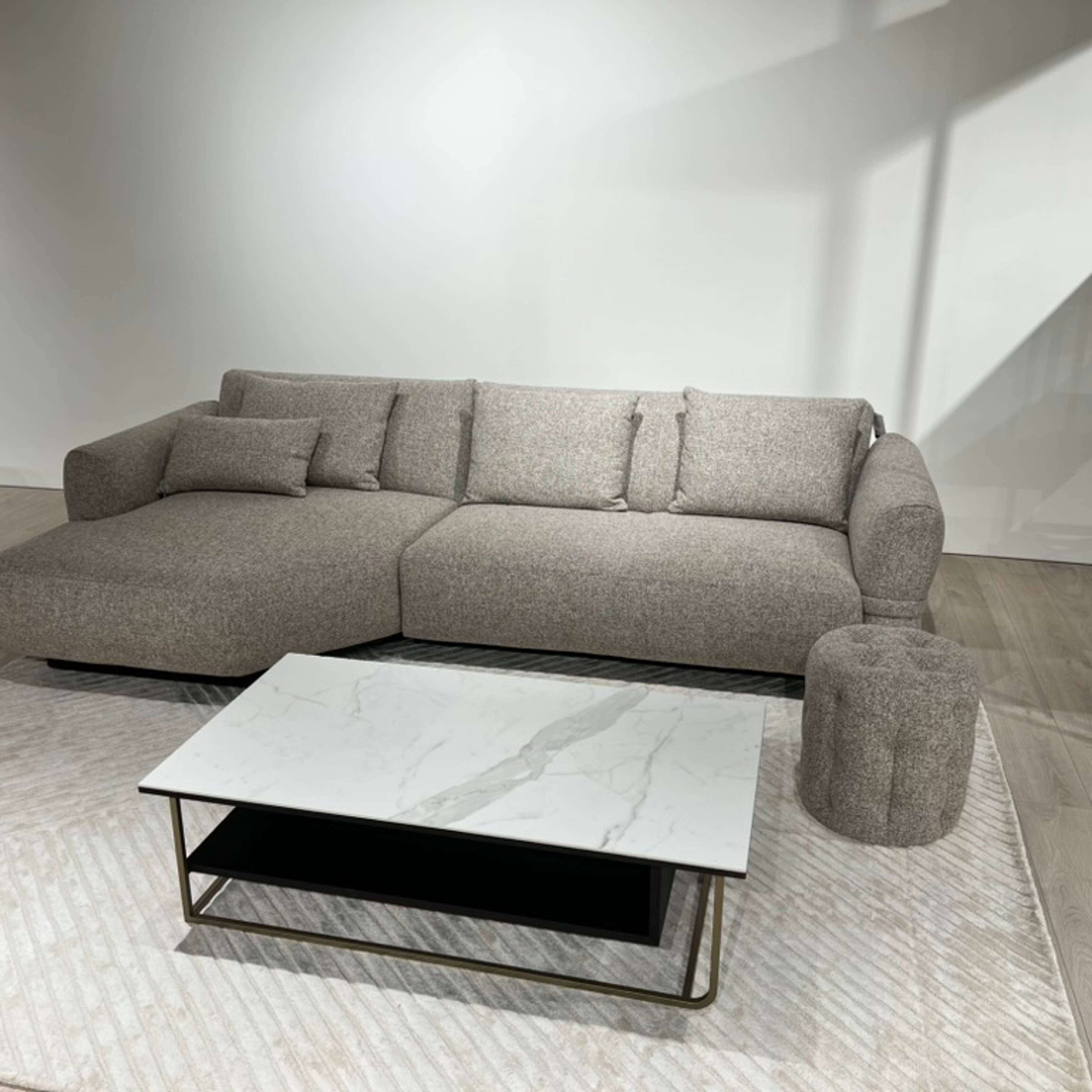 Natuzzi Editions sofa Glow red room salone Vilniuje