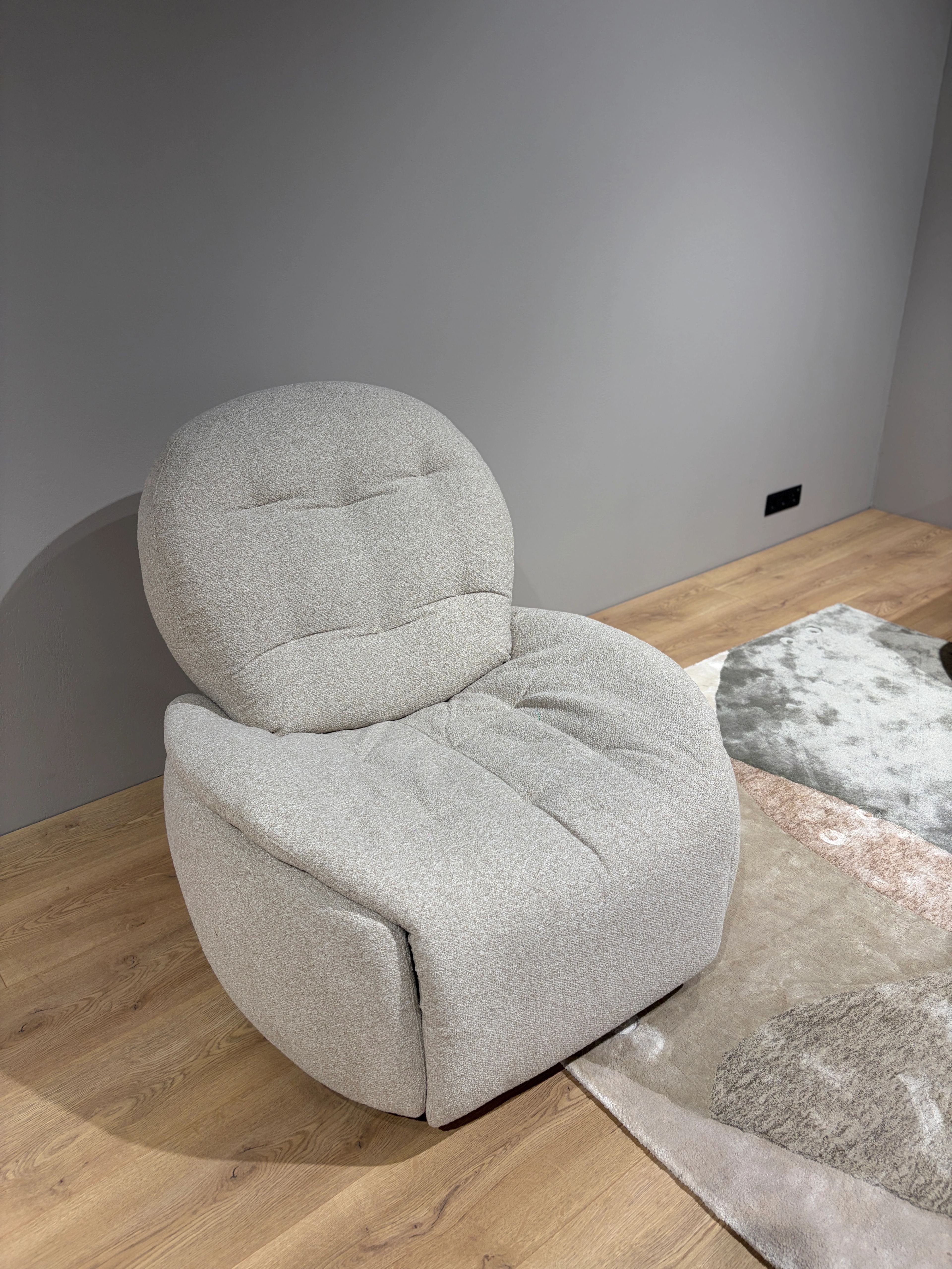 Natuzzi Editions fotelis reglaineris Alisea red room salone Kaune