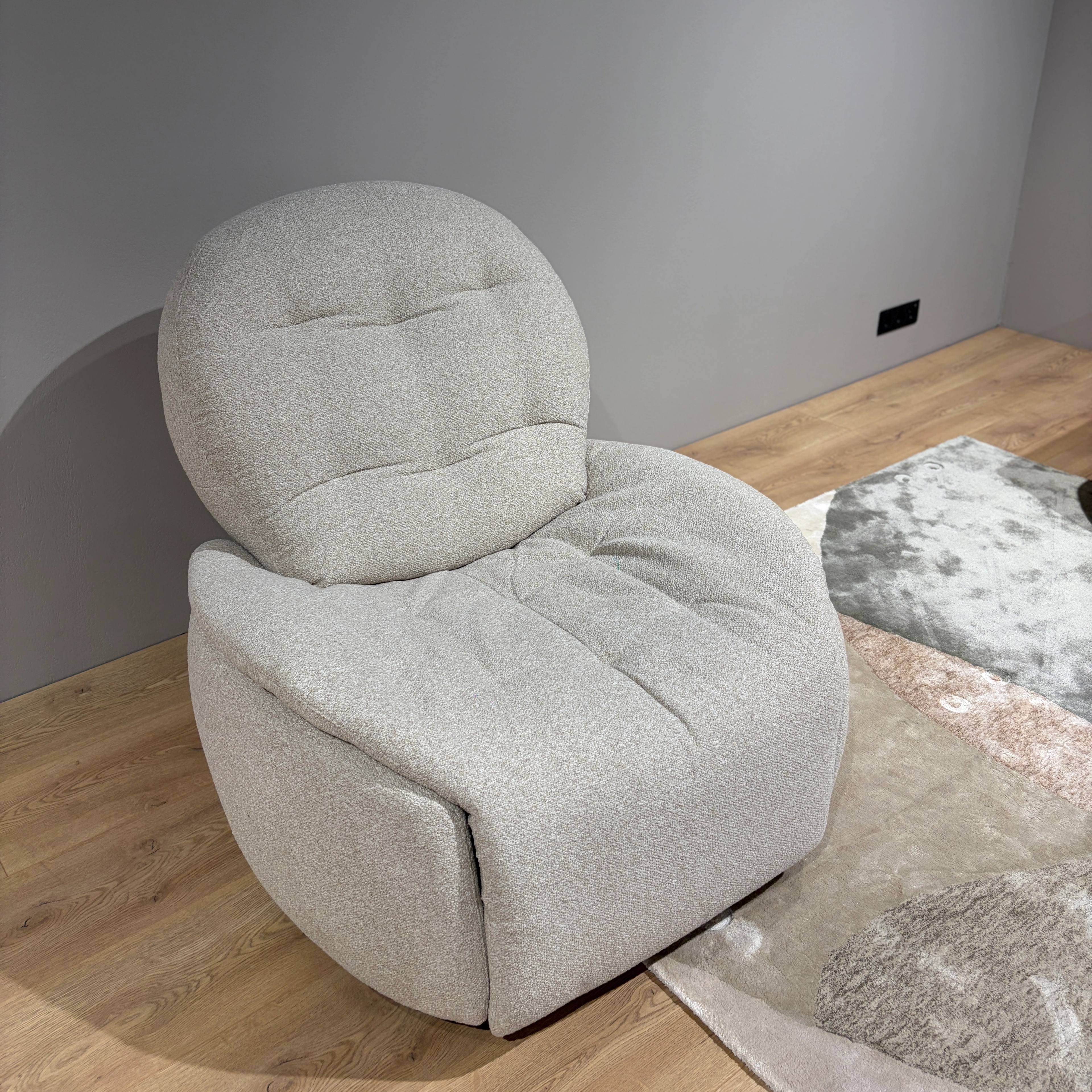 Natuzzi Editions fotelis reglaineris Alisea red room salone Kaune