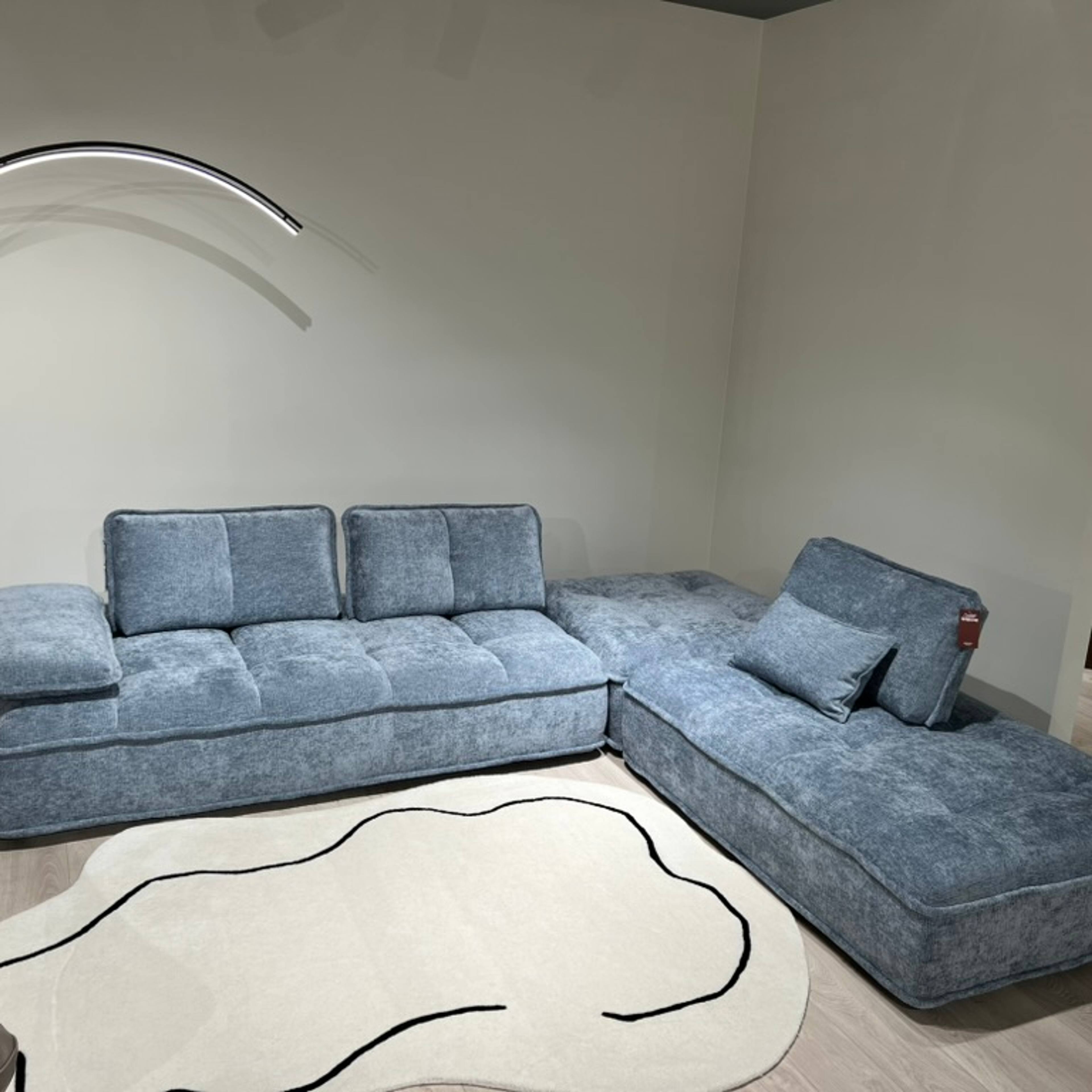 Natuzzi Editions kampinė sofa Pixel red room salone Vilniuje