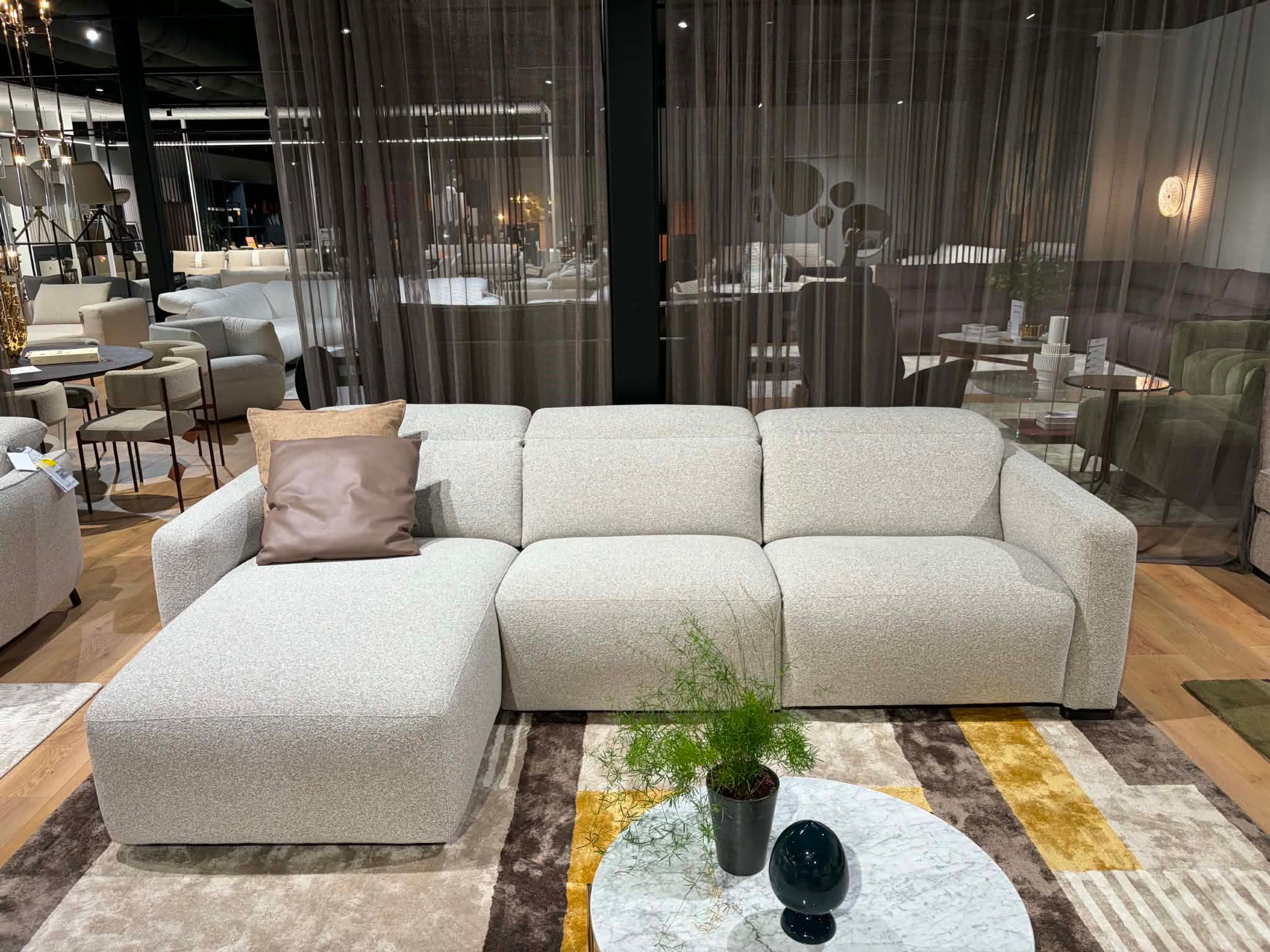 Natuzzi Editions sofa Baltimora red room salone Kaune