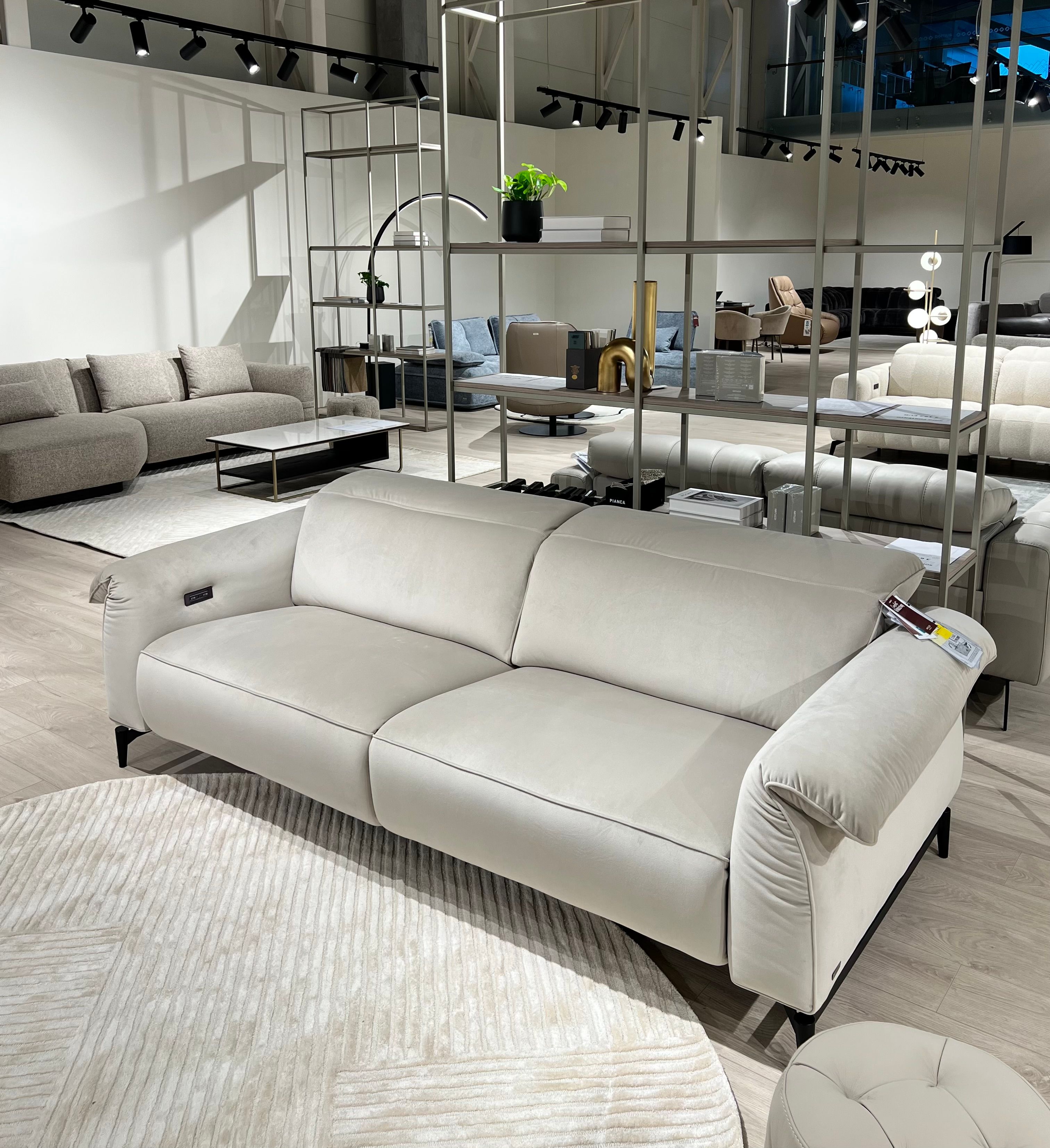Natuzzi Editions sofa Leggiadro red room salone Vilniuje