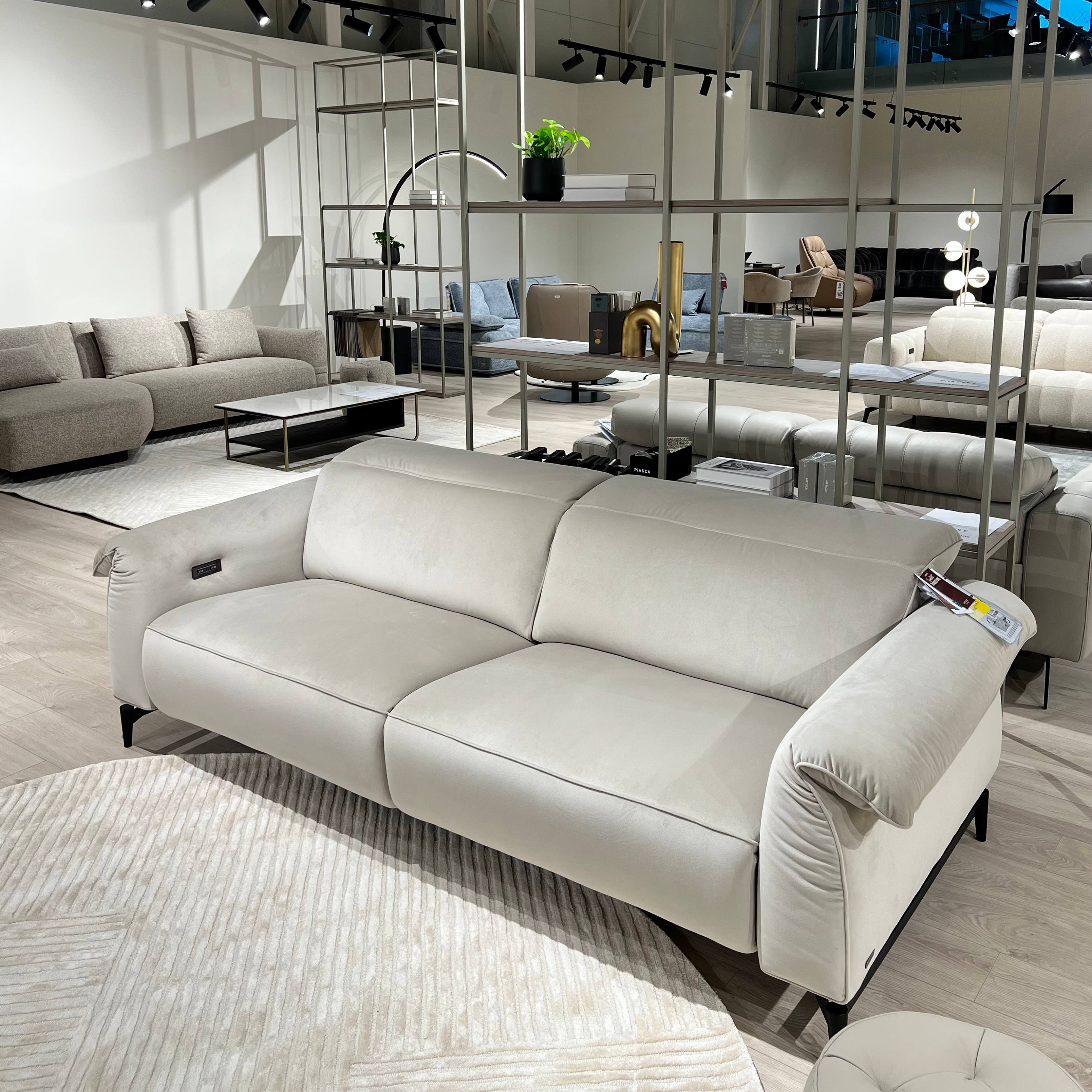 Natuzzi Editions sofa Leggiadro red room salone Vilniuje