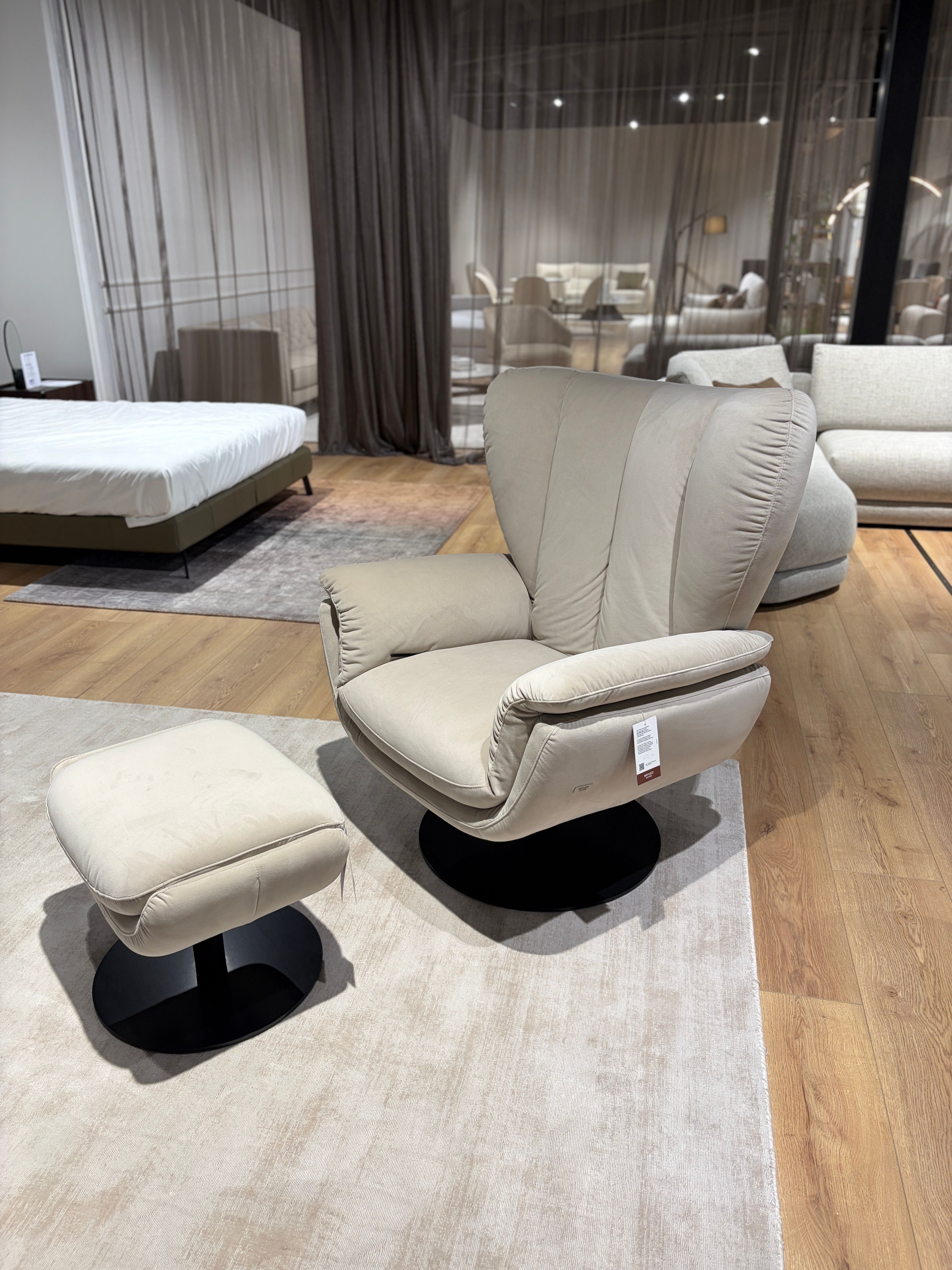 Natuzzi Editions armchair Aurora red room salone Kaune