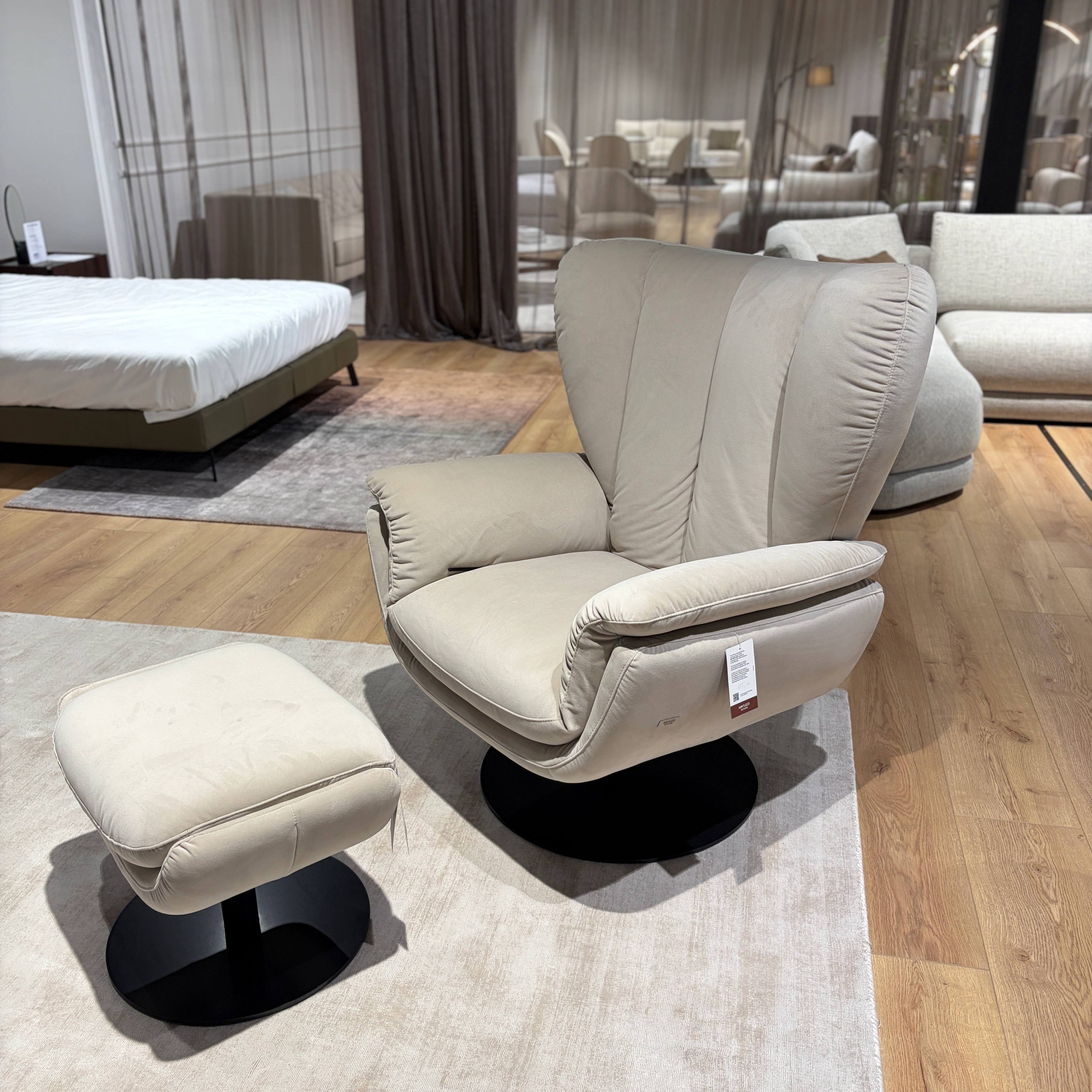 Natuzzi Editions armchair Aurora red room salone Kaune