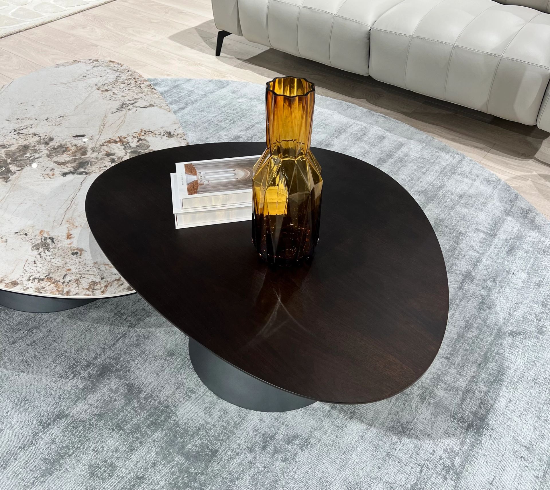 Natuzzi Editions kavos staliukas Hourglass red room salone Vilniuje