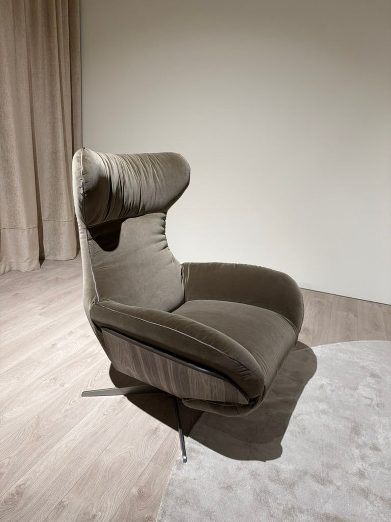 Natuzzi Italia fotelis-reklaineris Ilia red room salone Vilniuje