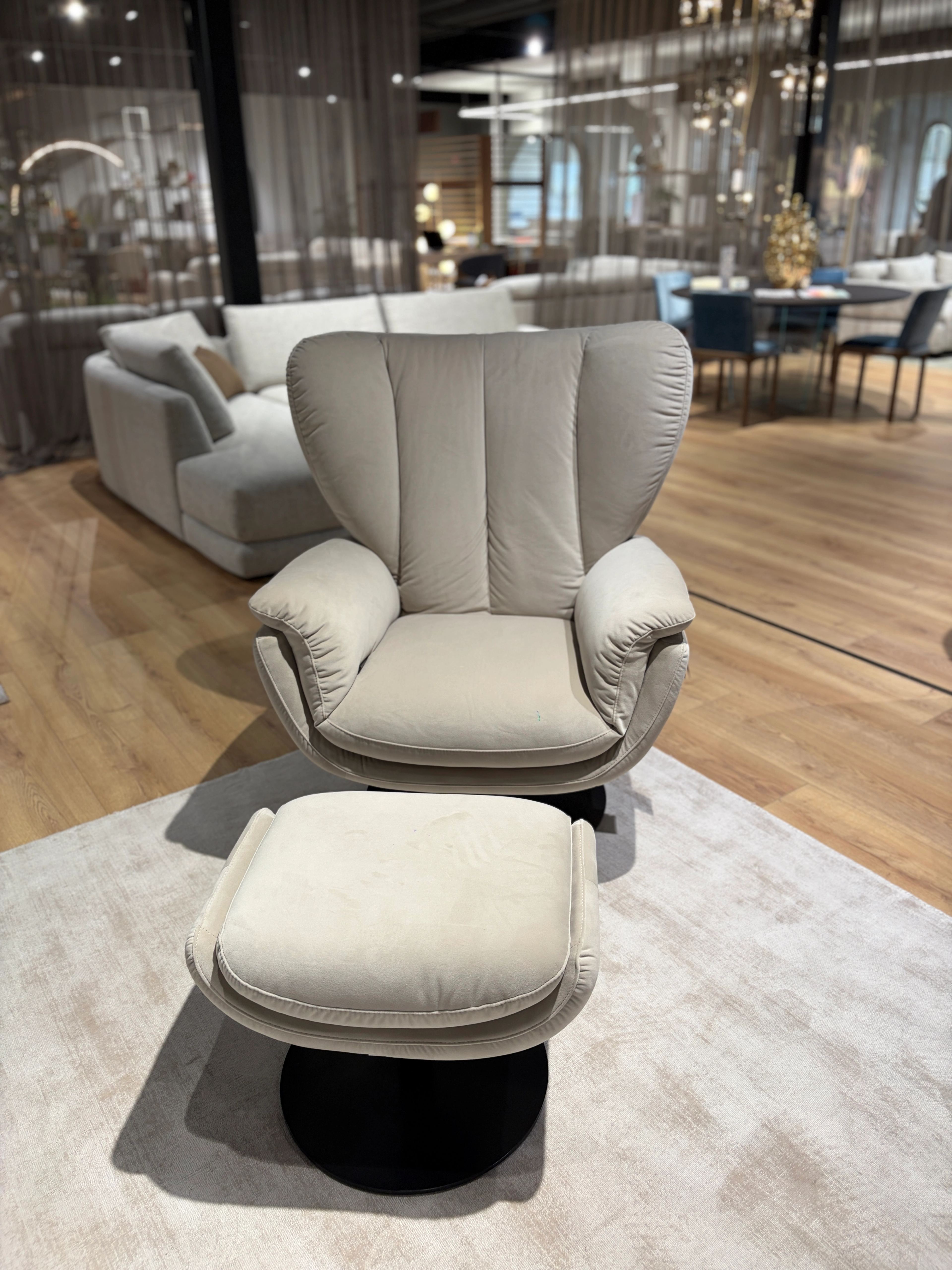 Natuzzi Editions armchair Aurora red room salone Kaune