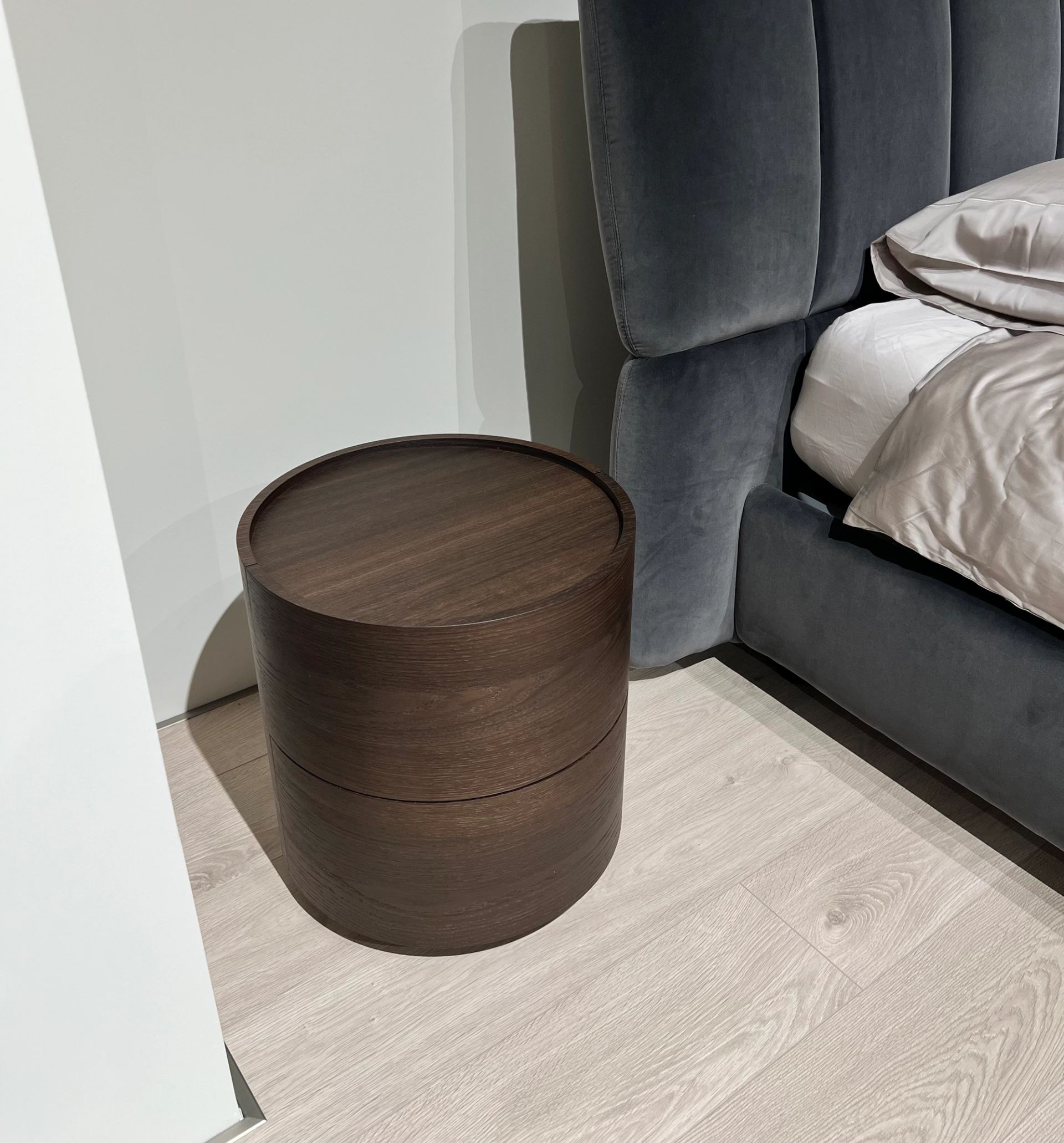 Pianca spintelė prie lovos Dedalo red room salone Vilniuje