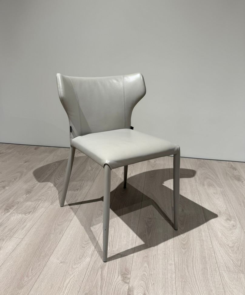 Natuzzi Italia valgomojo kėdė Pi Greco red room salone Vilniuje