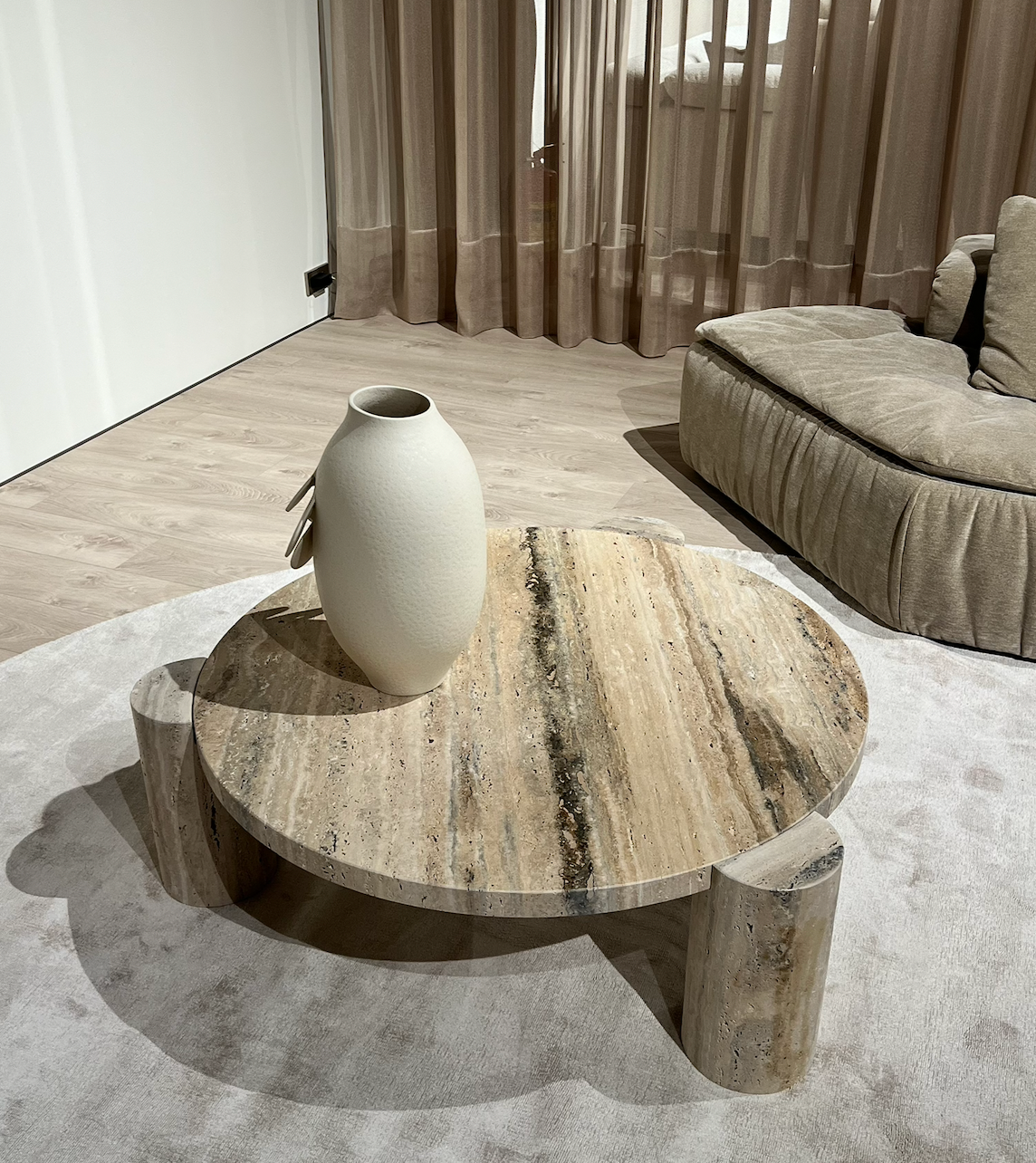 Natuzzi Italia kavos staliukas Tempio red room salone Vilniuje