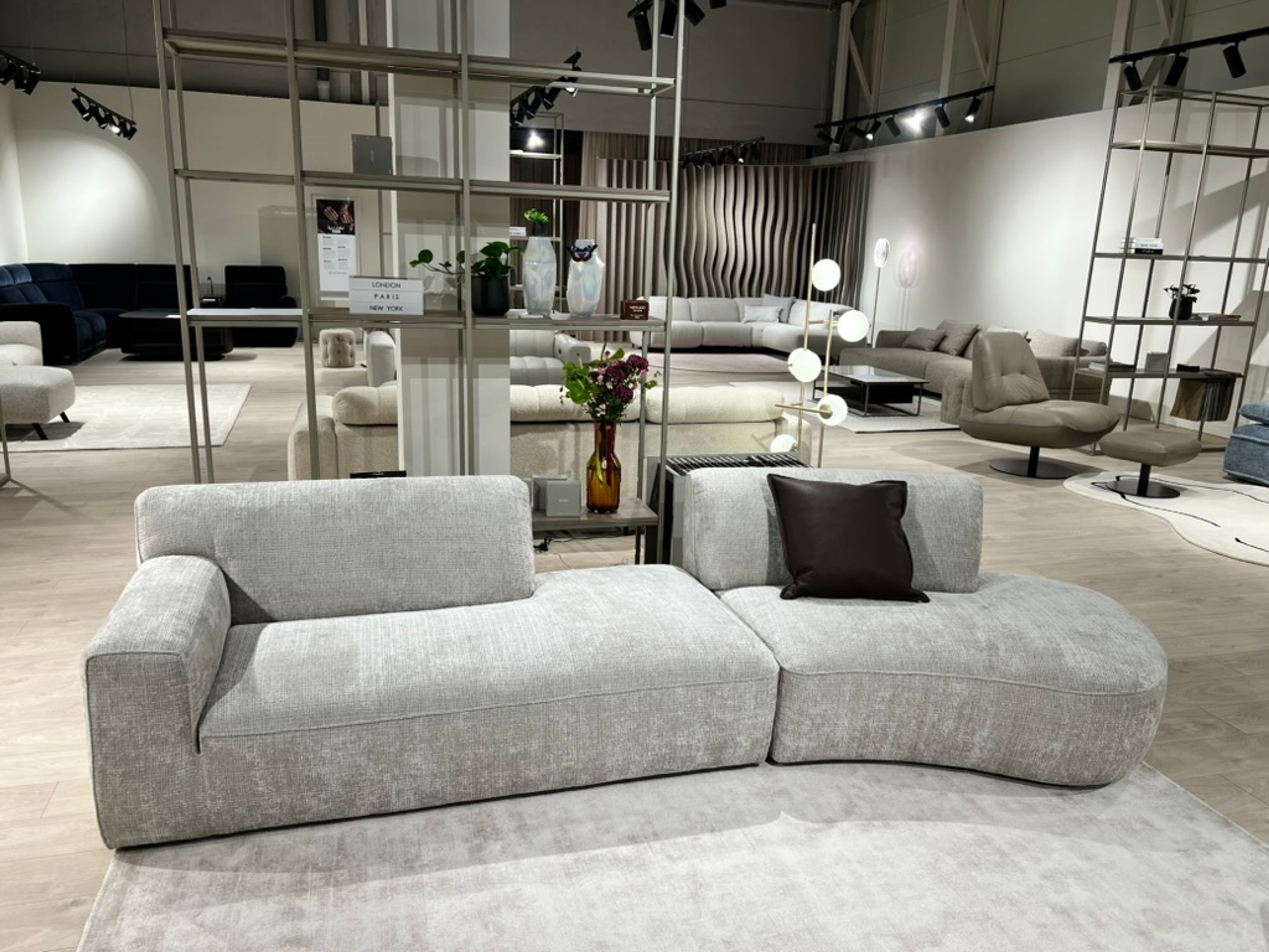 Natuzzi Editions sofa Charme red room salone Vilniuje