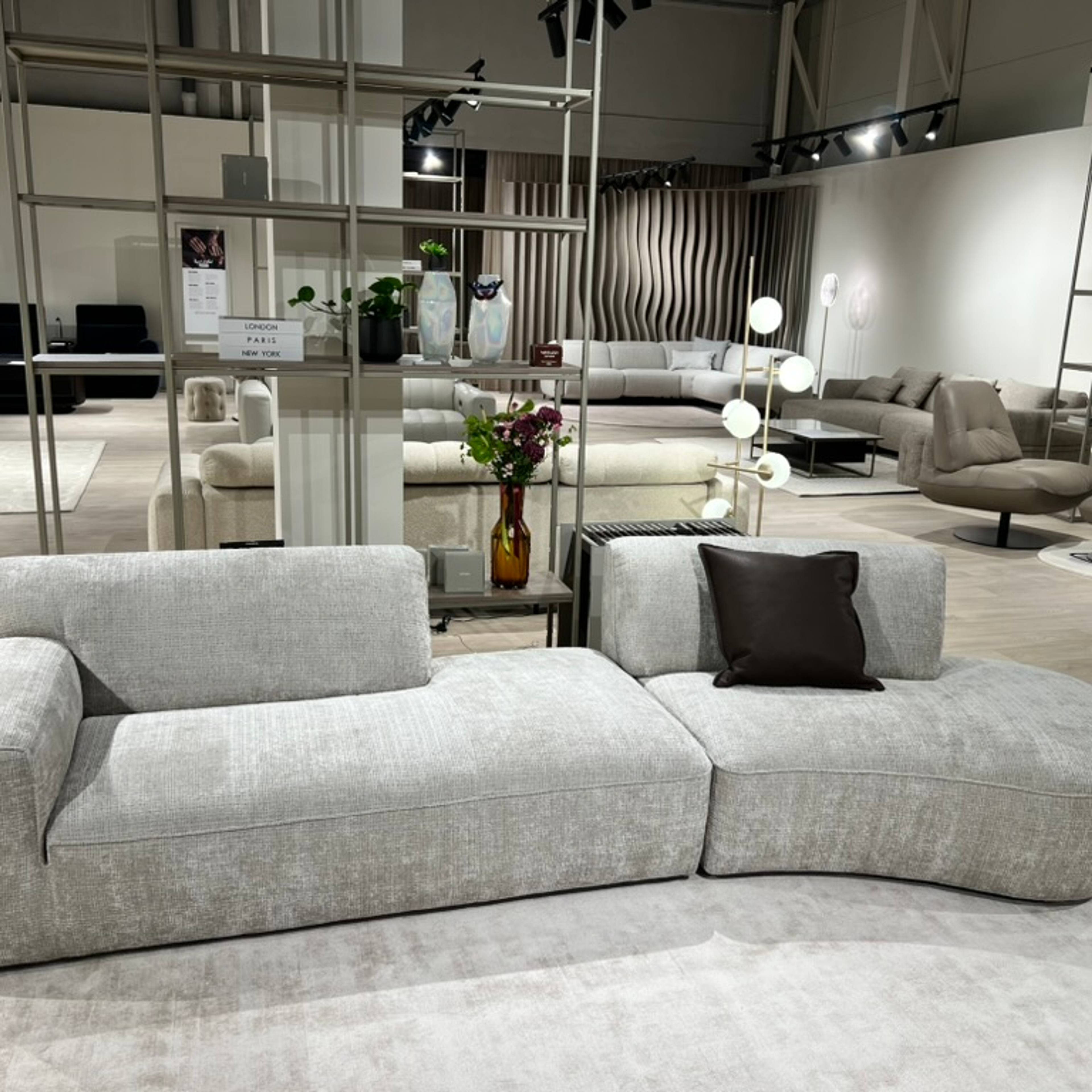 Natuzzi Editions sofa Charme red room salone Vilniuje