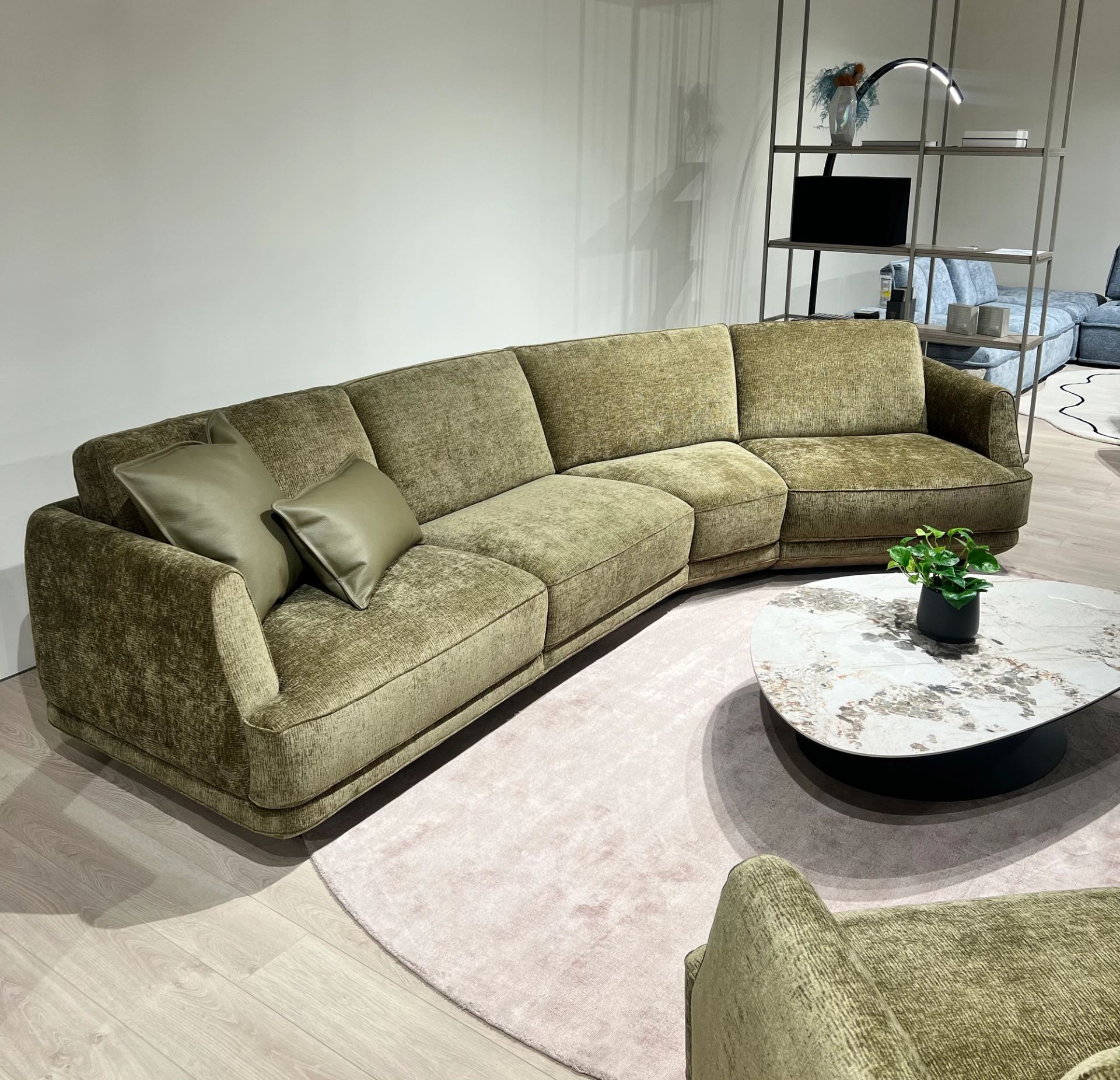 Natuzzi Editions sofa Carter red room salone Vilniuje