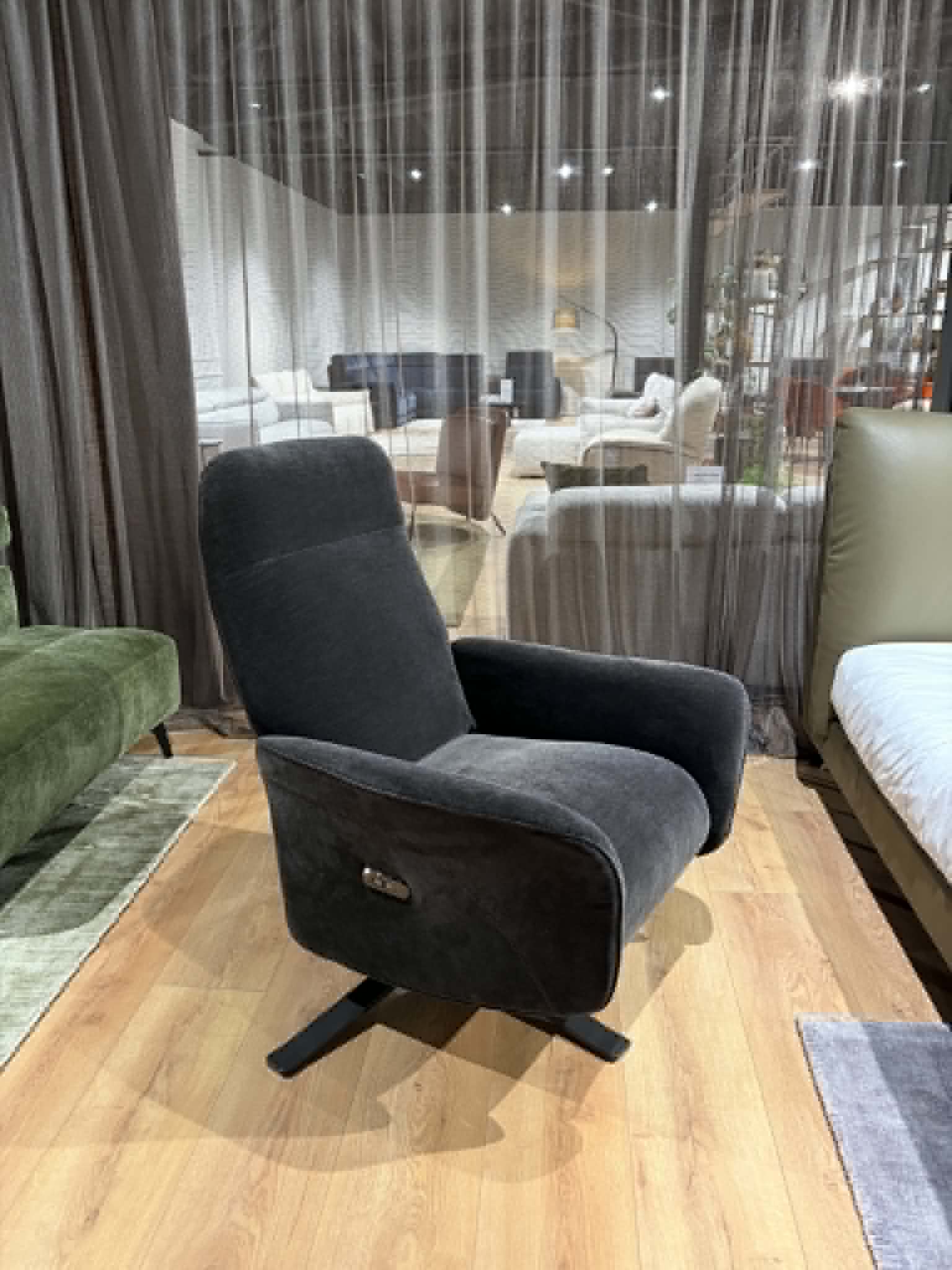 Natuzzi Editions fotelis sidney red room salone Kaune
