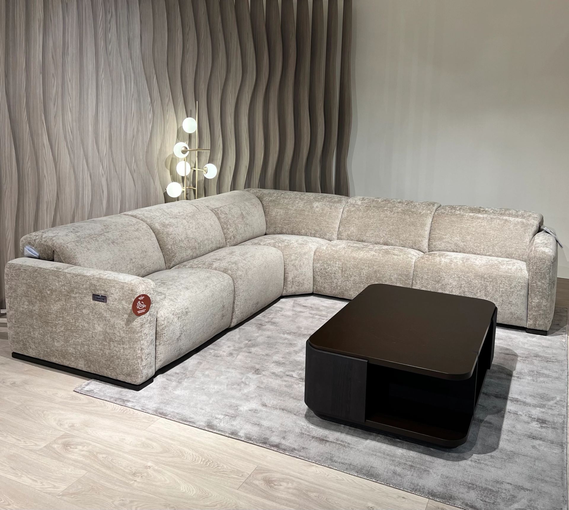 Natuzzi Editions kampinė sofa Baltimora red room salone Vilniuje