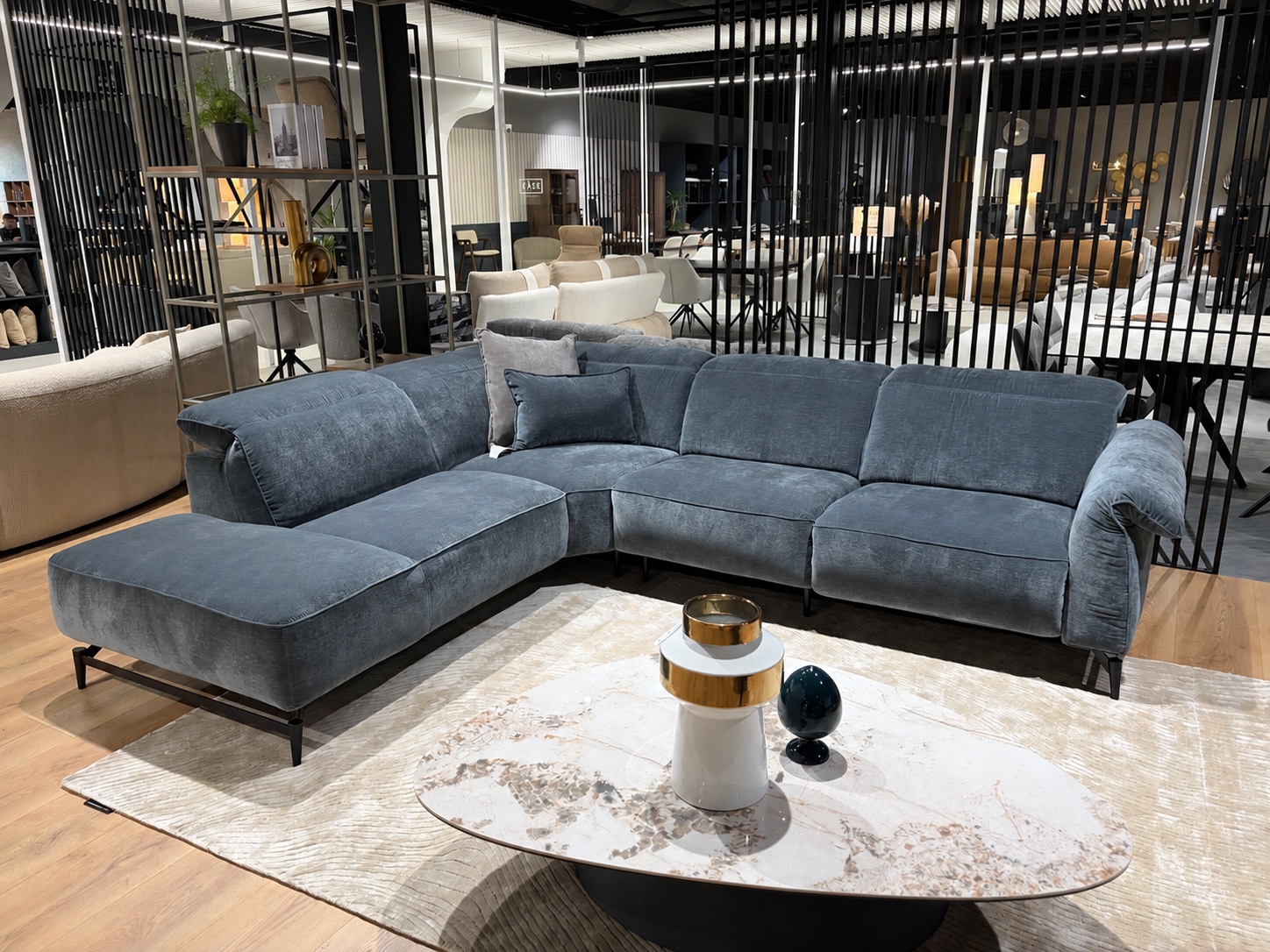 Natuzzi Editions sofa Leggiadro red room salone Kaune