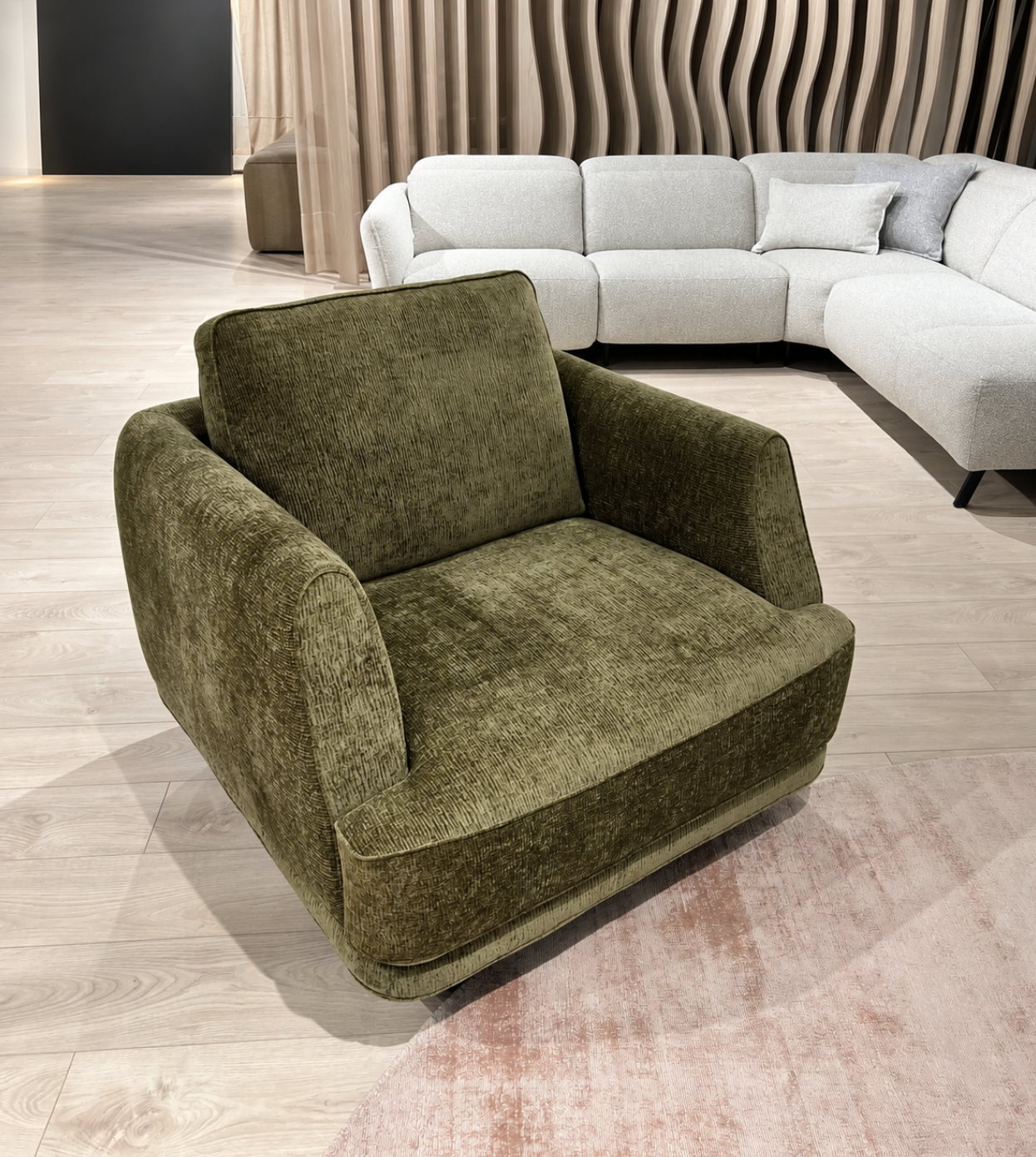 Natuzzi Editions fotelis Carter red room salone Vilniuje