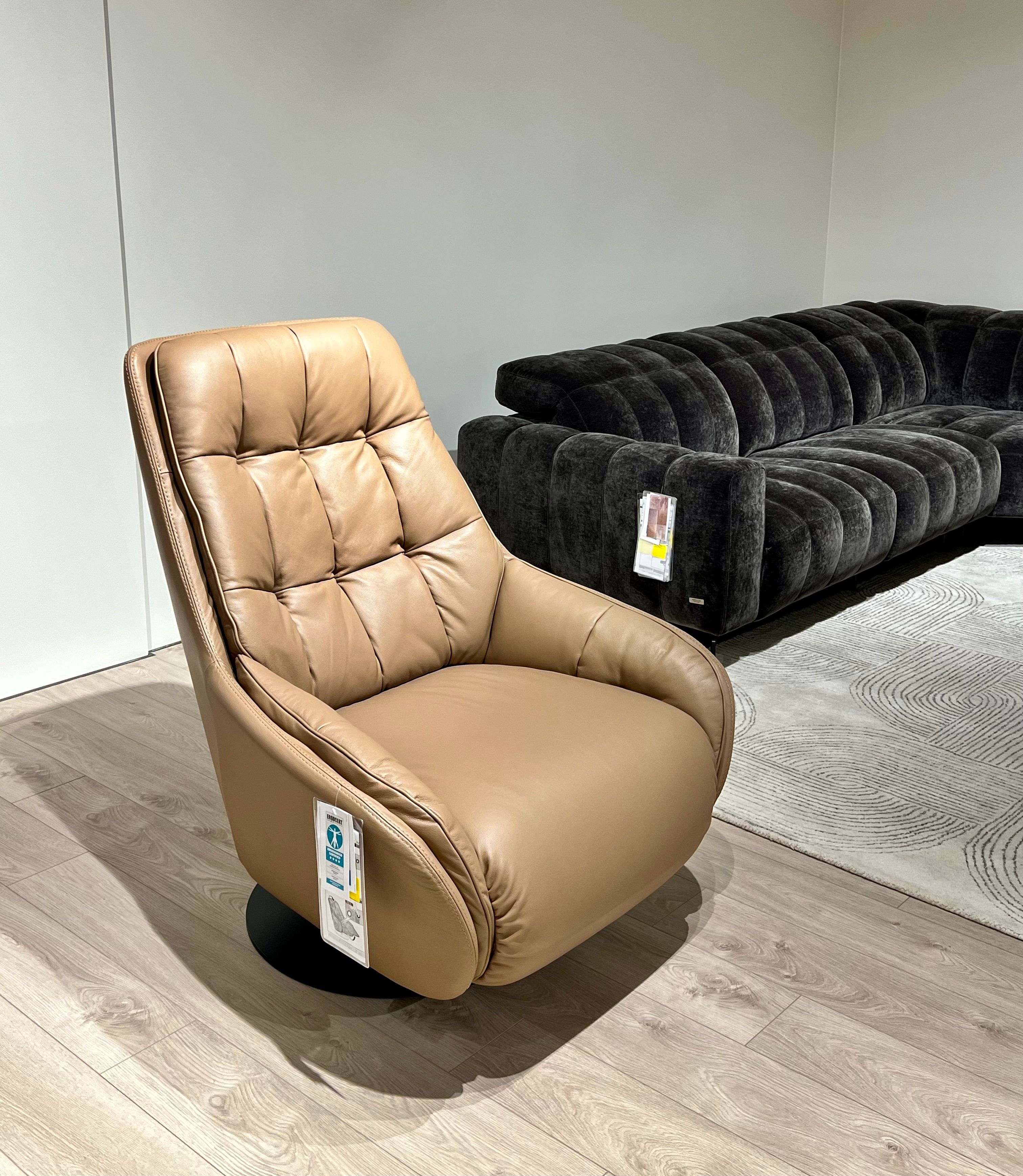 Natuzzi Editions fotelis reklaineris Levante red room salone Vilniuje