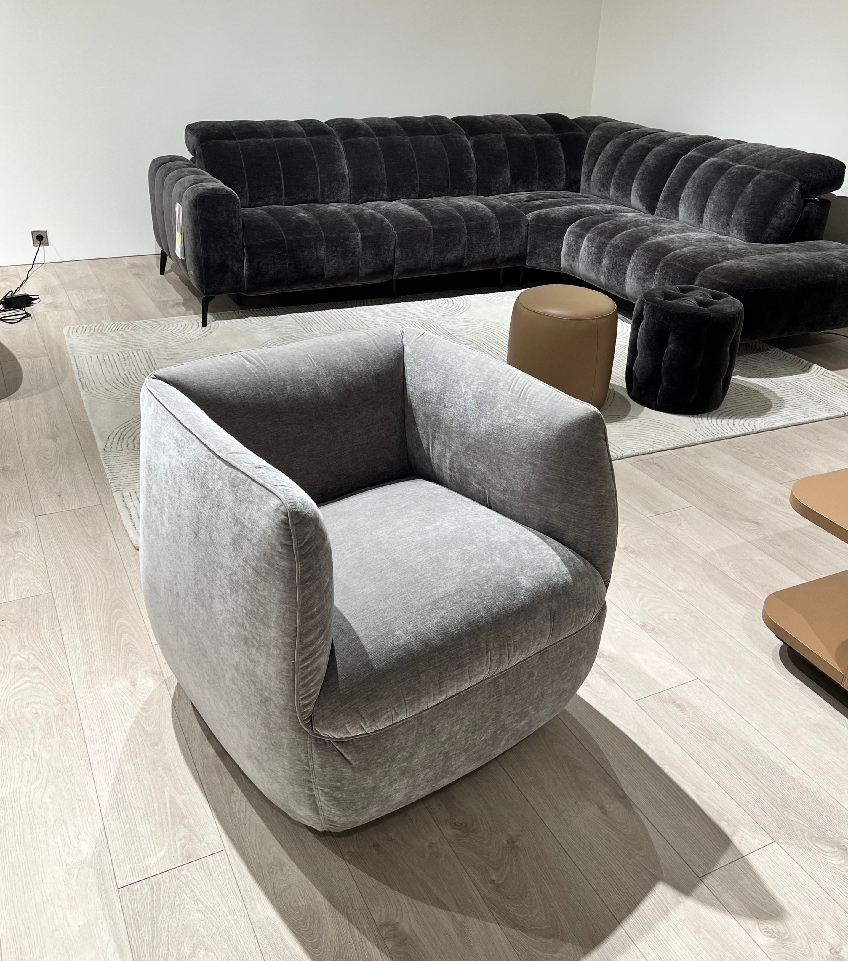 Natuzzi Editions fotelis Wally red room salone Vilniuje