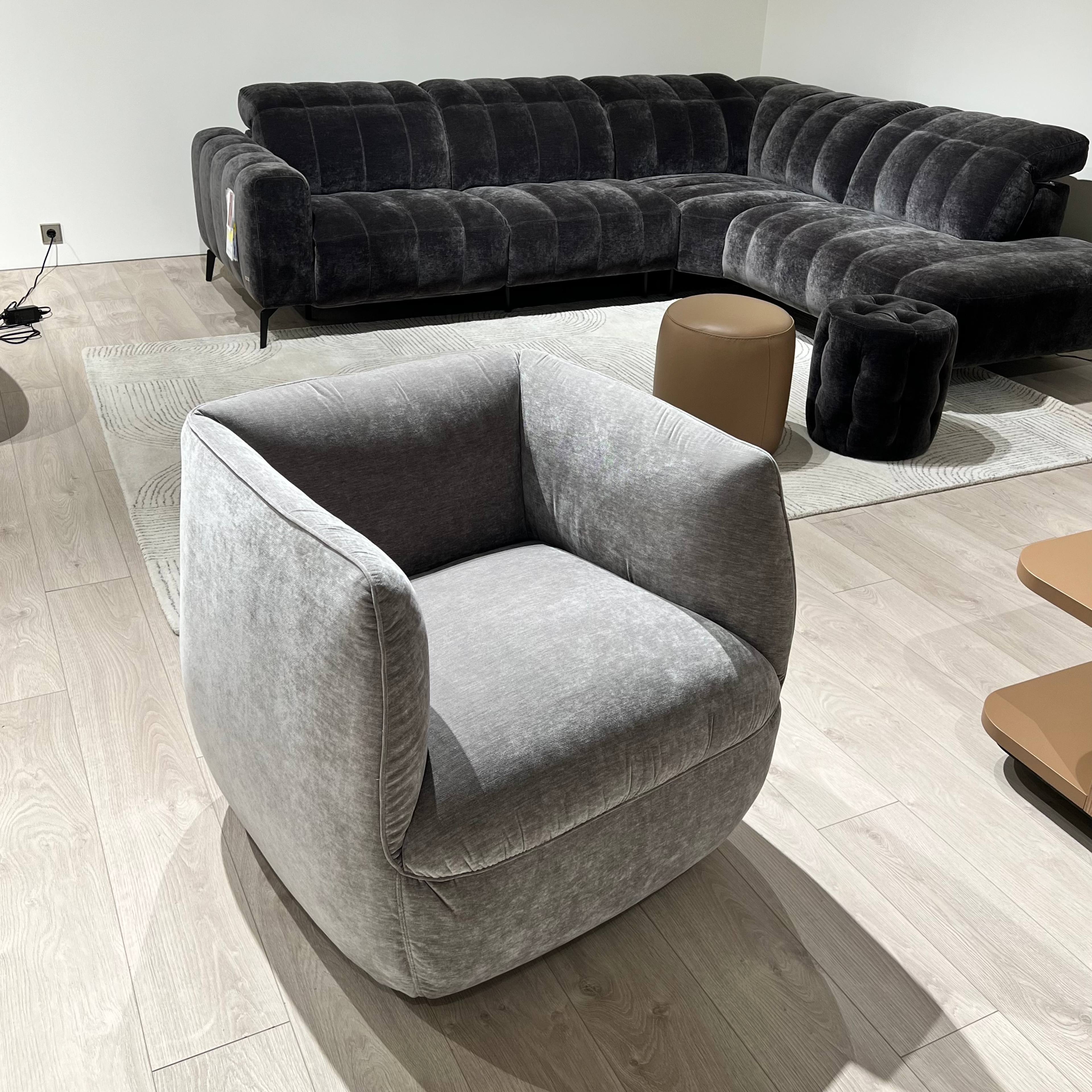 Natuzzi Editions fotelis Wally red room salone Vilniuje