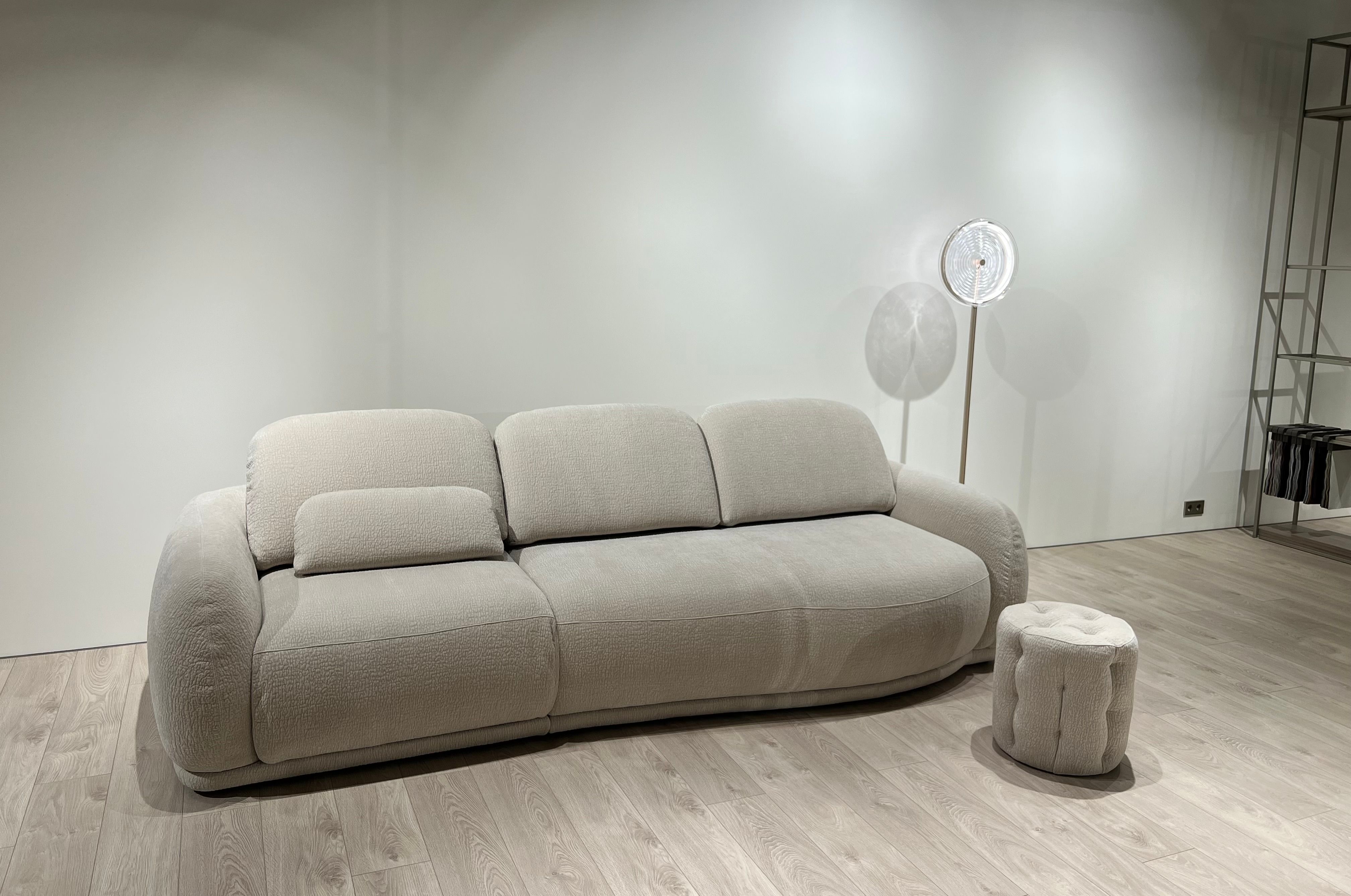 Natuzzi Editions sofa Scena red room salone Vilniuje