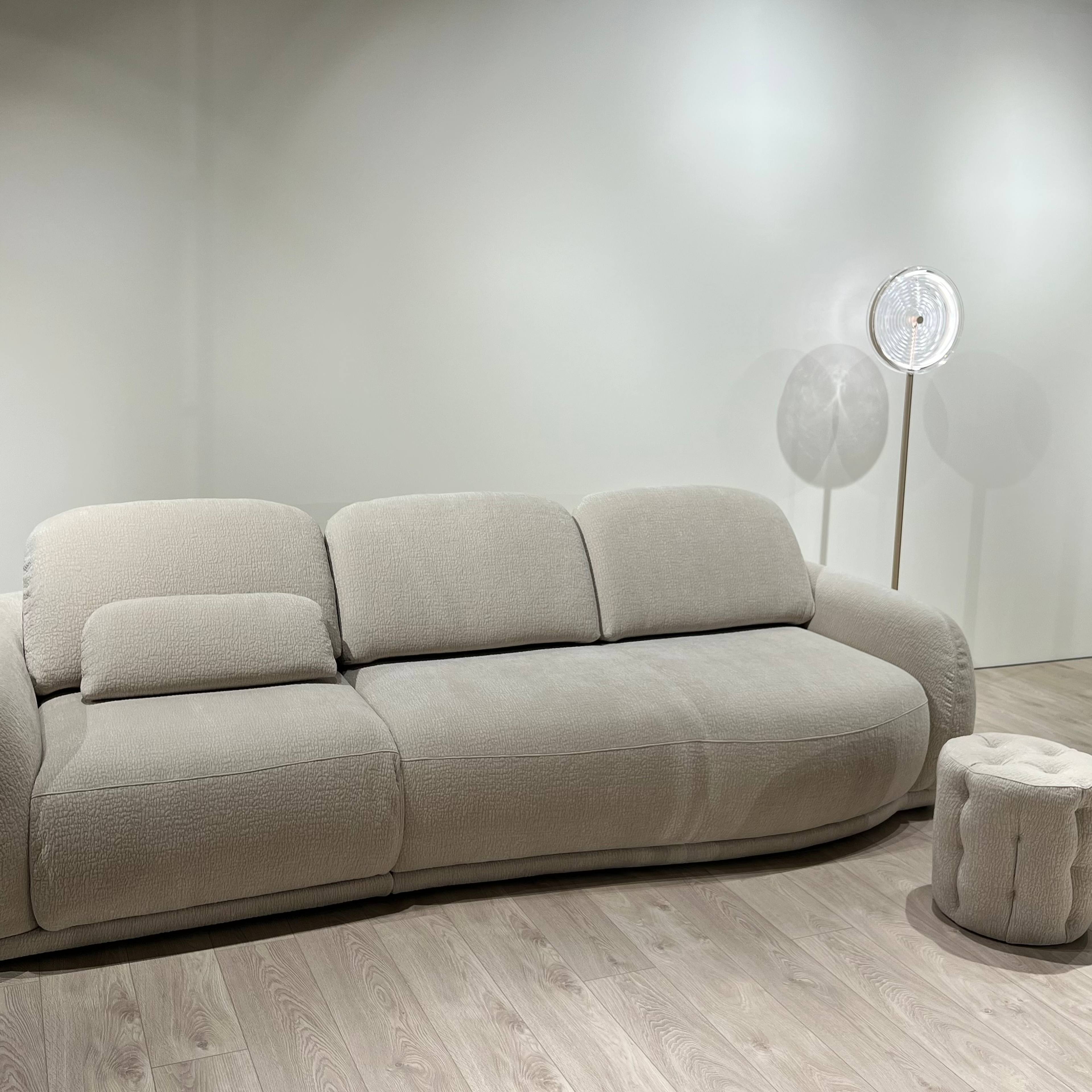 Natuzzi Editions sofa Scena red room salone Vilniuje